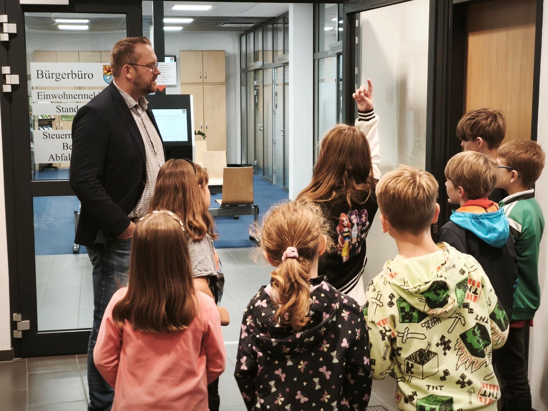 Los ging es im Bürgerbüro. Dort erfuhren die Kinder, wo Ausweise beantragt, Wohnsitze angemeldet und viele andere Dinge erledigt werden, die Erwachsene im Alltag so brauchen. (c) Foto: Kerstin Rottland/pp/Agentur ProfiPress