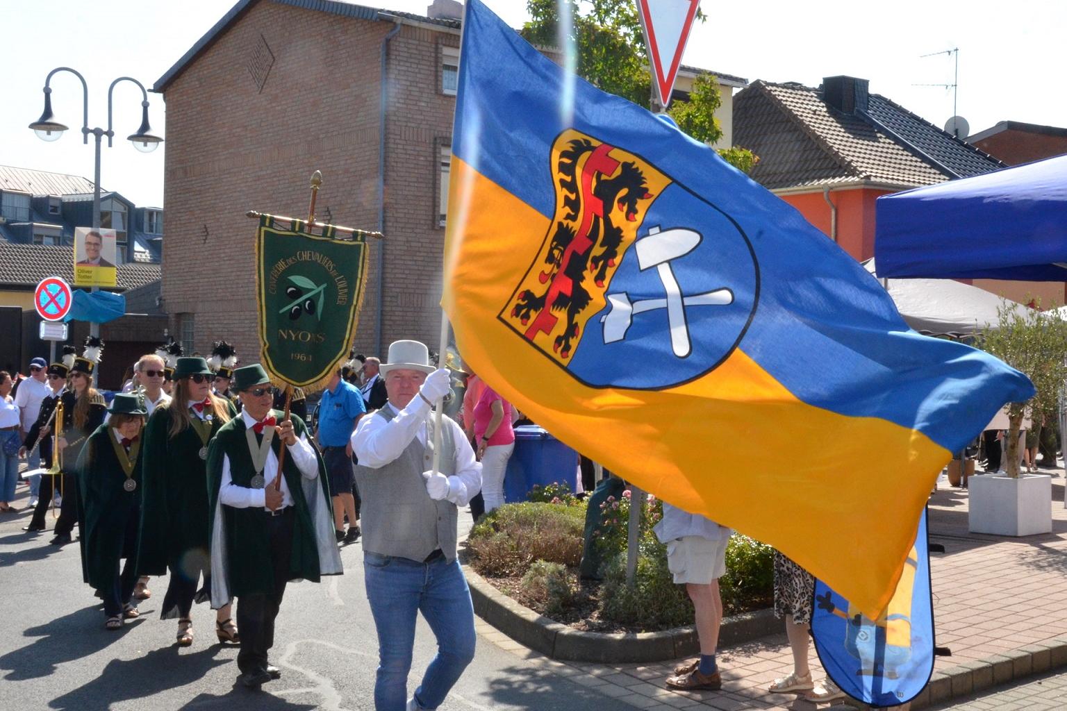 Im Rahmen des Mechernicher Stadt- Brunnenfestes anlässlich der 50- jährigen Stadtwerdung zogen rund 600 Mechernicher aus 40 Vereinen im Festumzug vom Grundschulparkplatz durch die Innenstadt bis zur Bühne vor dem Rathaus.