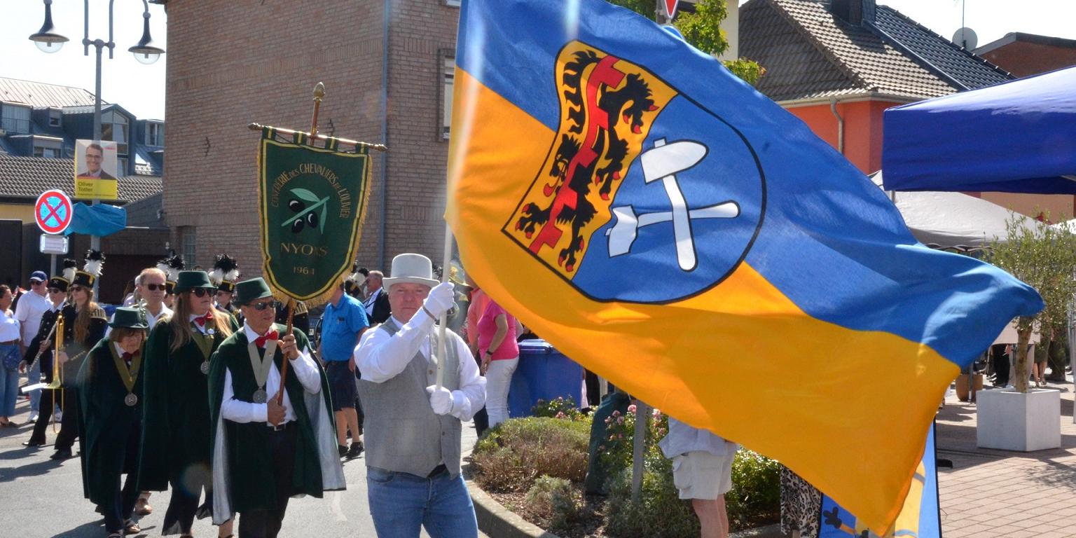 Im Rahmen des Mechernicher Stadt- Brunnenfestes anlässlich der 50- jährigen Stadtwerdung zogen rund 600 Mechernicher aus 40 Vereinen im Festumzug vom Grundschulparkplatz durch die Innenstadt bis zur Bühne vor dem Rathaus.