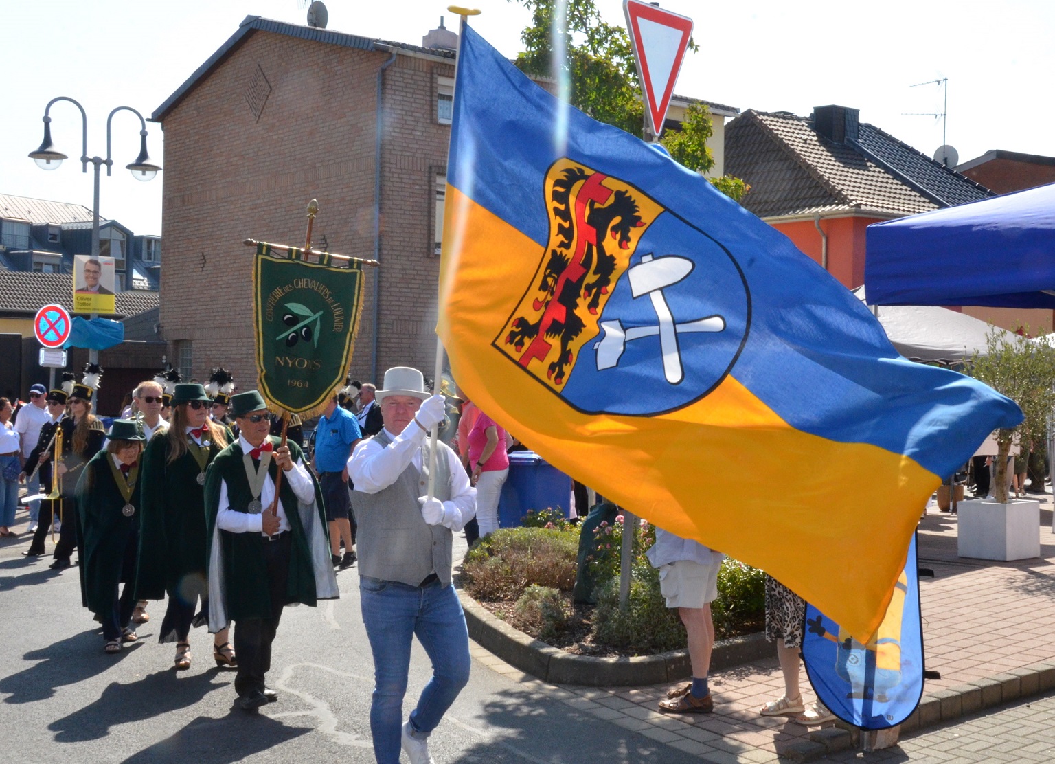 Im Rahmen des Mechernicher Stadt- Brunnenfestes anlässlich der 50- jährigen Stadtwerdung zogen rund 600 Mechernicher aus 40 Vereinen im Festumzug vom Grundschulparkplatz durch die Innenstadt bis zur Bühne vor dem Rathaus. (c) Foto: Jakob Seibel/pp/Agentur ProfiPress