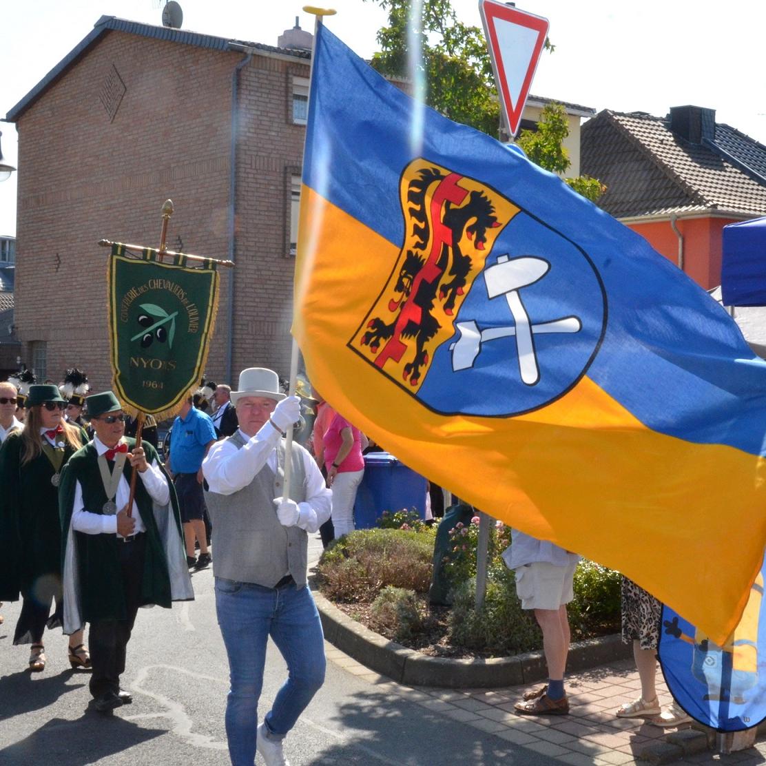 Im Rahmen des Mechernicher Stadt- Brunnenfestes anlässlich der 50- jährigen Stadtwerdung zogen rund 600 Mechernicher aus 40 Vereinen im Festumzug vom Grundschulparkplatz durch die Innenstadt bis zur Bühne vor dem Rathaus.