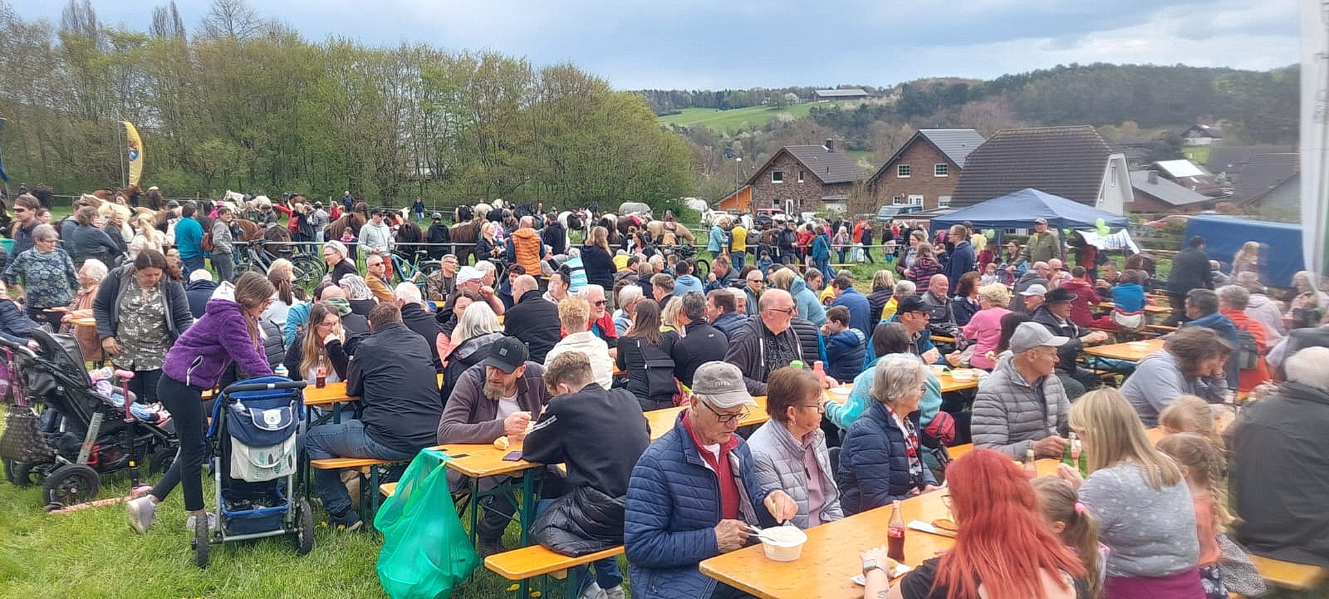 Auf der Festwiese am Schevener Weg werden Jahr für Jahr nach dem Sankt-Georgs-Ritt viele Hundert Menschen mit Erbsensuppe, Würstchen, Kaffee und Kuchen bewirtet. Der Trend verstärkt sich, dass besonders Radfahrer den Bewirtungsbereich bereits während der Gottesdienstveranstaltungen aufsuchen. (c) Archivfoto: Robert Ohlerth/pp/Agentur ProfiPress