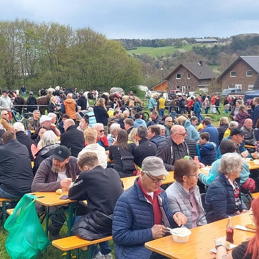 Auf der Festwiese am Schevener Weg werden Jahr für Jahr nach dem Sankt-Georgs-Ritt viele Hundert Menschen mit Erbsensuppe, Würstchen, Kaffee und Kuchen bewirtet. Der Trend verstärkt sich, dass besonders Radfahrer den Bewirtungsbereich bereits während der Gottesdienstveranstaltungen aufsuchen.