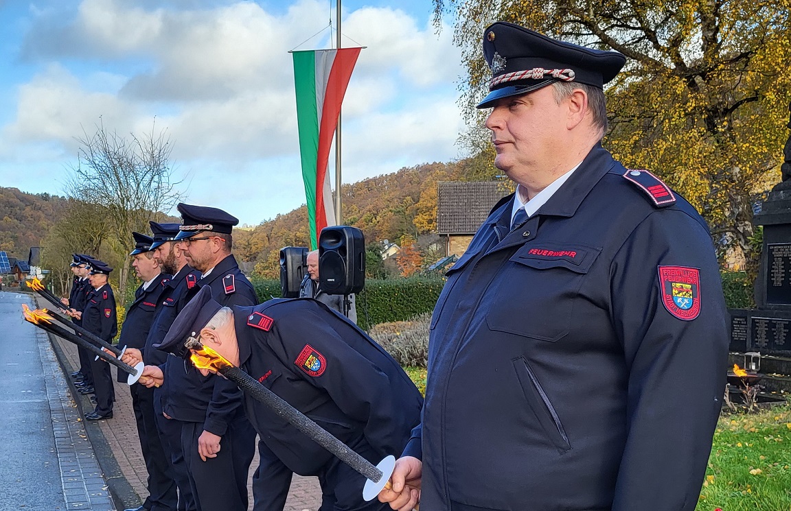 Zur Feierstunde am Volkstrauertag zog in Eiserfey eine Fackelabordnung der Freiwilligen Feuerwehr am Ehrenmal an der Hauserbachstraße auf. (c) Foto: Manfred Lang/pp/Agentur ProfiPress