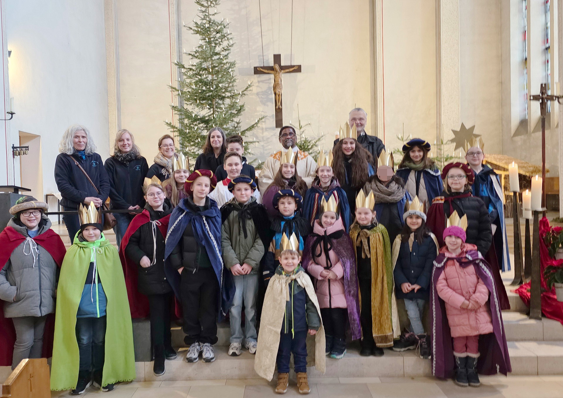 Zum Dankgottesdienst am 4. Januar kamen zwei Dutzend Sternsinger sowie mehrere Begleiterinnen des Familienmesskreises Mechernich, der die Aktion auch diesmal federführend betreut hat, allen voran hinten von links Agnes Peters, Sandra Ottersbach, Ramona Averbeck und Claudia Simon sowie weiter rechts Pfarrer Stephen Rayappan Packiam und Lektor Georg Schürmann. (c) Foto: Manfred Lang/pp/Agentur ProfiPress
