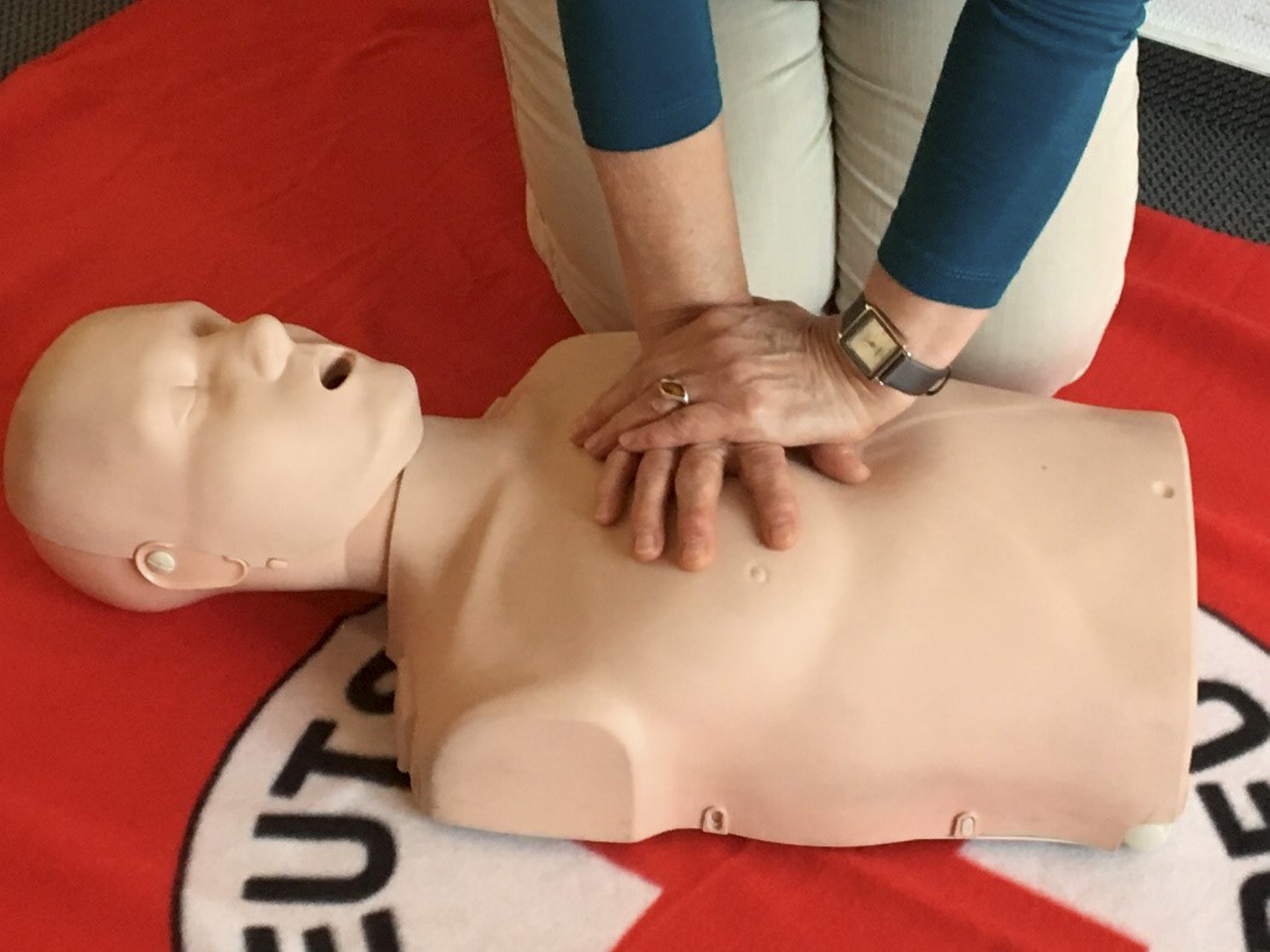 Einen Erste-Hilfe-Kurs, der speziell auf sie zugeschnitten ist, können Senioren am 16. (Euskirchen) und 29. Juli (Mechernich) sowie am 14. August (Euskirchen) beim DRK Euskirchen machen. (c) Foto: DRK/pp/Agentur ProfiPress