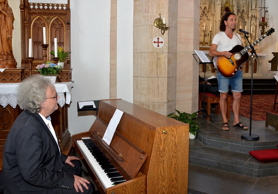 Der Kölschrocker (v. r.) Stephan Brings sang, begleitet vom Mechernicher Kirchenmusiker Erik Arndt, sein Flutlied „1407“. (c) Foto: Henri Grüger/pp/Agentur ProfiPress