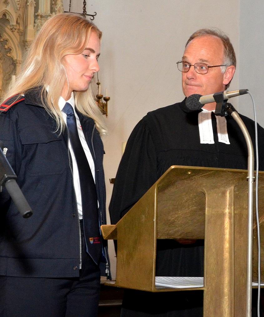 Pfarrer Dr. Michael Stöhr beim Ökumenischen Flutgedenkgottesdienst in St. Severinus in Kommern mit Feuerwehrfrau Luka Lenz (19).