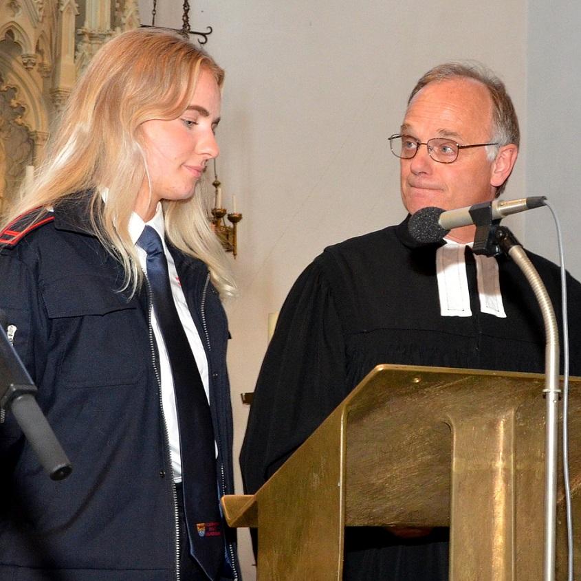 Pfarrer Dr. Michael Stöhr beim Ökumenischen Flutgedenkgottesdienst in St. Severinus in Kommern mit Feuerwehrfrau Luka Lenz (19).