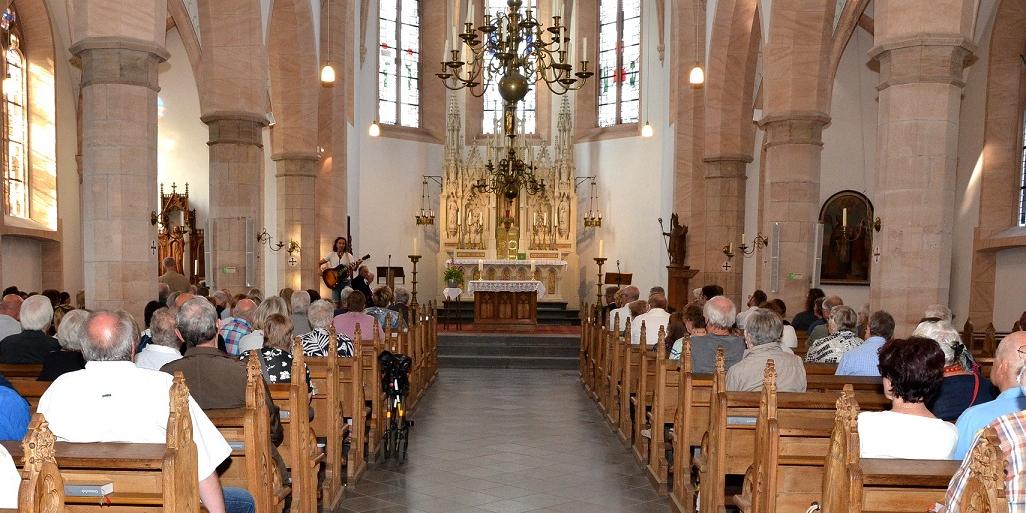 Genau ein Jahr nach der Flut hat Kommern in der „St.-Severinus“ Kirche einen großen „Flutgottesdienst“ mit vielen (Promi-)Gästen und randvollem Rahmenprogramm gefeiert.
