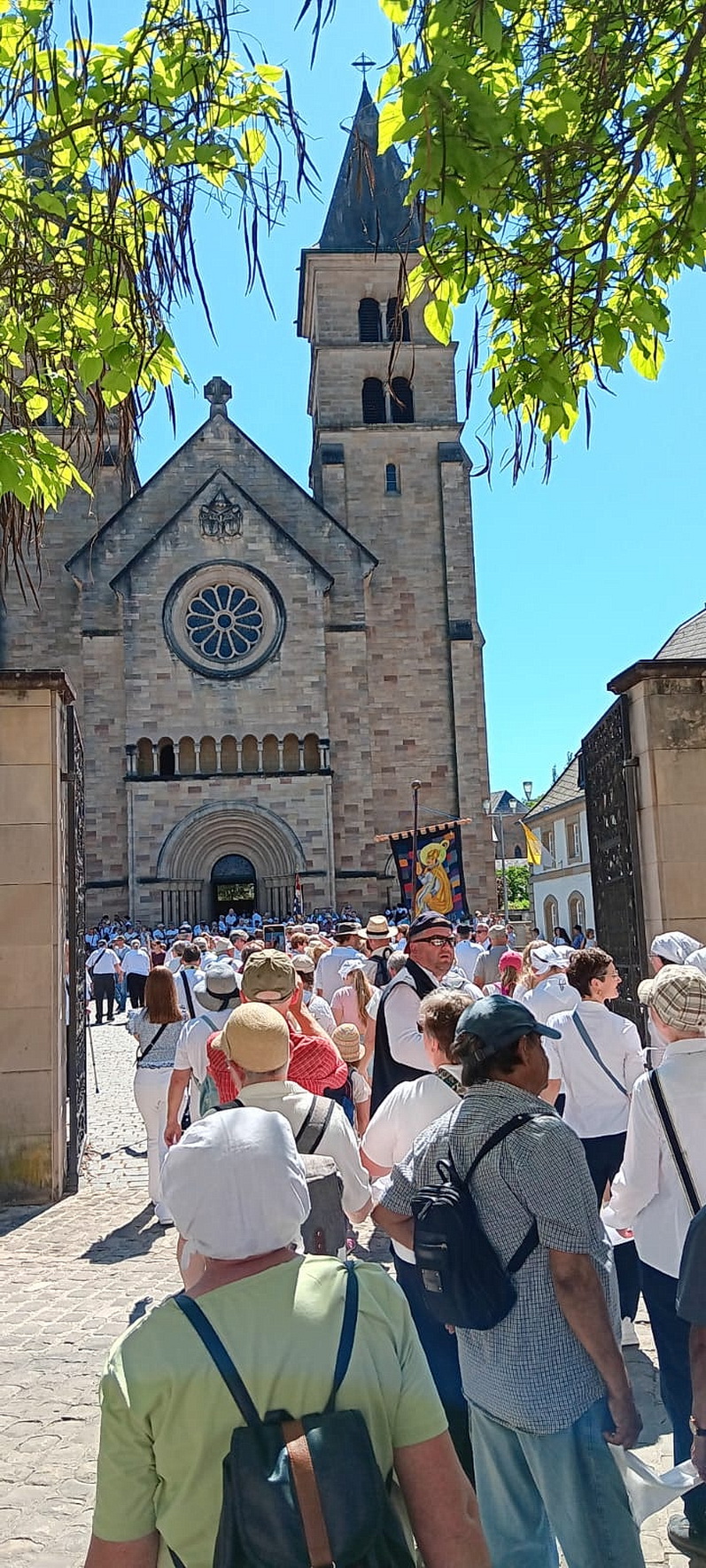 Unterwegs zur Basilika: Tausende Pilger bewegten sich Pfingstdienstag bei strahlendem Sonnenschein springend durch Echternach. Auch Teilnehmer aus Mechernich, Kall und Dahlem nahmen an der traditionsreichen Willibrordus-Prozession teil. (c) Foto: Erik Pühringer/pp/Agentur ProfiPress