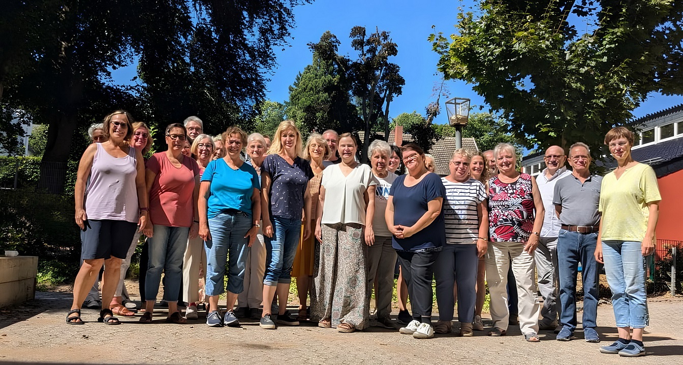 Am 3. Oktober veranstaltet der Chorverbund aus den Kirchenchören Kommern und Satzvey, dem Liederkranz Antweiler und weiteren Sängerinnen und Sängern einen „Evensong“ in der Pfarrkirche St. Severinus in Kommern. Die Leitung hat Seelsorgebereichsmusikerin Elisabeth Beyer (r.). (c) Foto: Privat/pp/Agentur ProfiPress