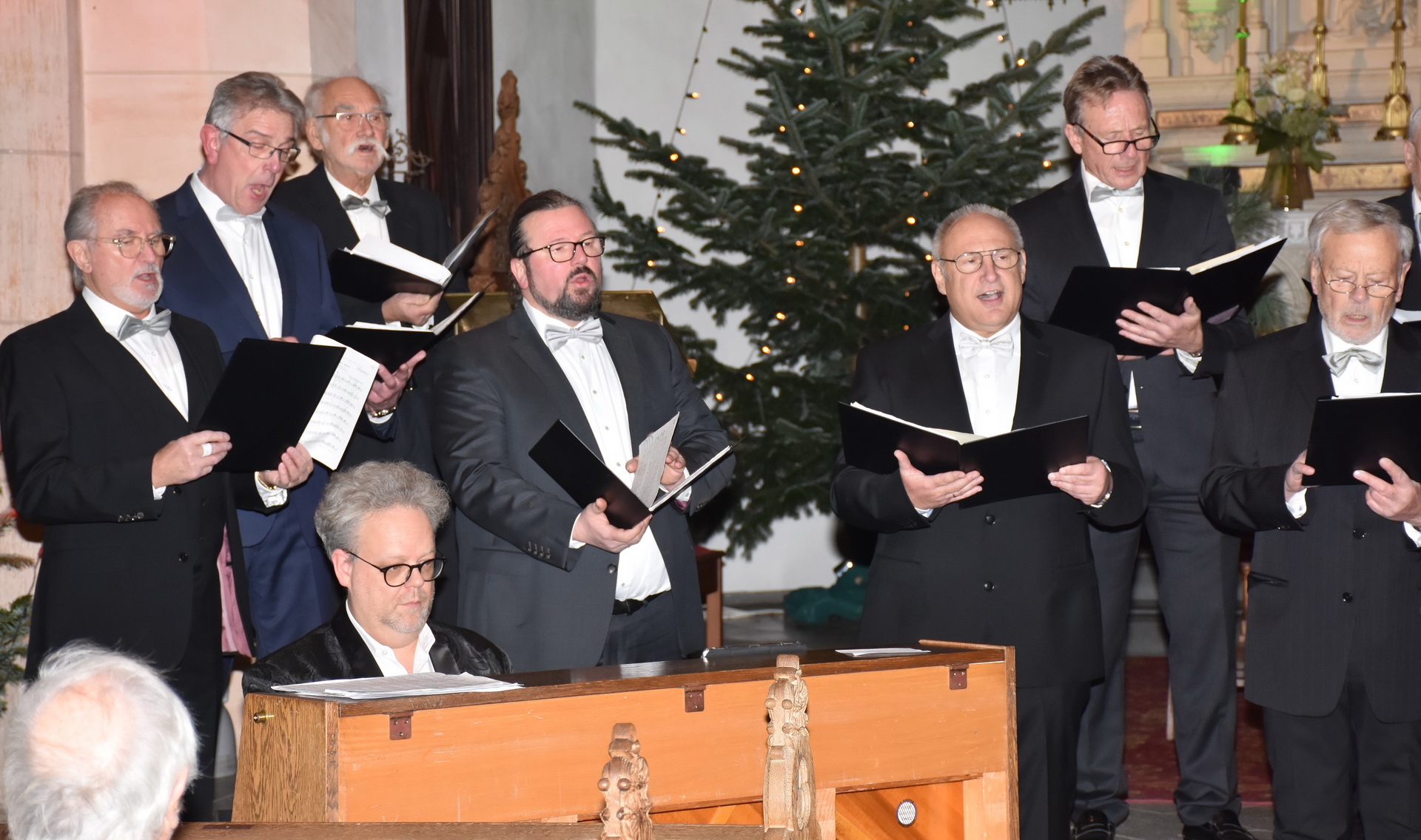 Der Mechernicher Kirchenmusiker und Steinfelder Musikfestintendant Erik Arndt begleitet den MGV 1858 Kommern bei seinem Advents- und Weihnachtskonzert in der Pfarrkirche St. Severinus am 16. Dezember nicht nur am Klavier, er hat in der Vorbereitungszeit auch übergangsweise die musikalische Gesamtleitung des Ensembles übernommen. (c) Foto: Franz-Josef Vogt/pp/Agentur ProfiPress