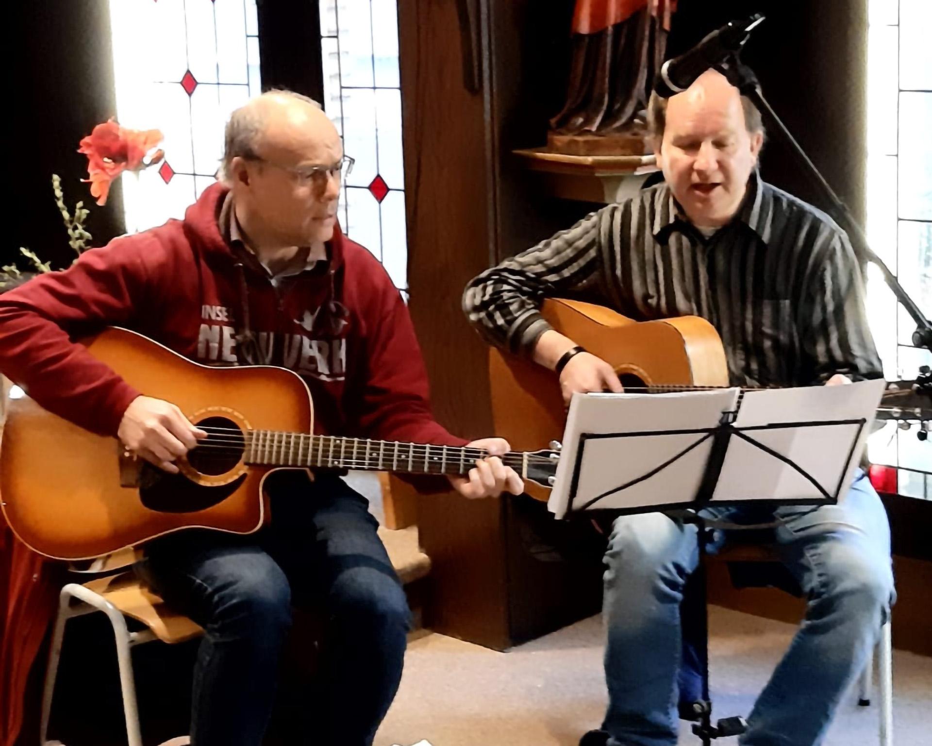 as Gitarrenduo „With Four hands“ mit Guido Jackson-Wilms und Dr. Norbert Feinendegen wird die Erntedankmesse der Communio in Christo am Sonntag, 5. Oktober, um 10 Uhr musikalisch gestalten.