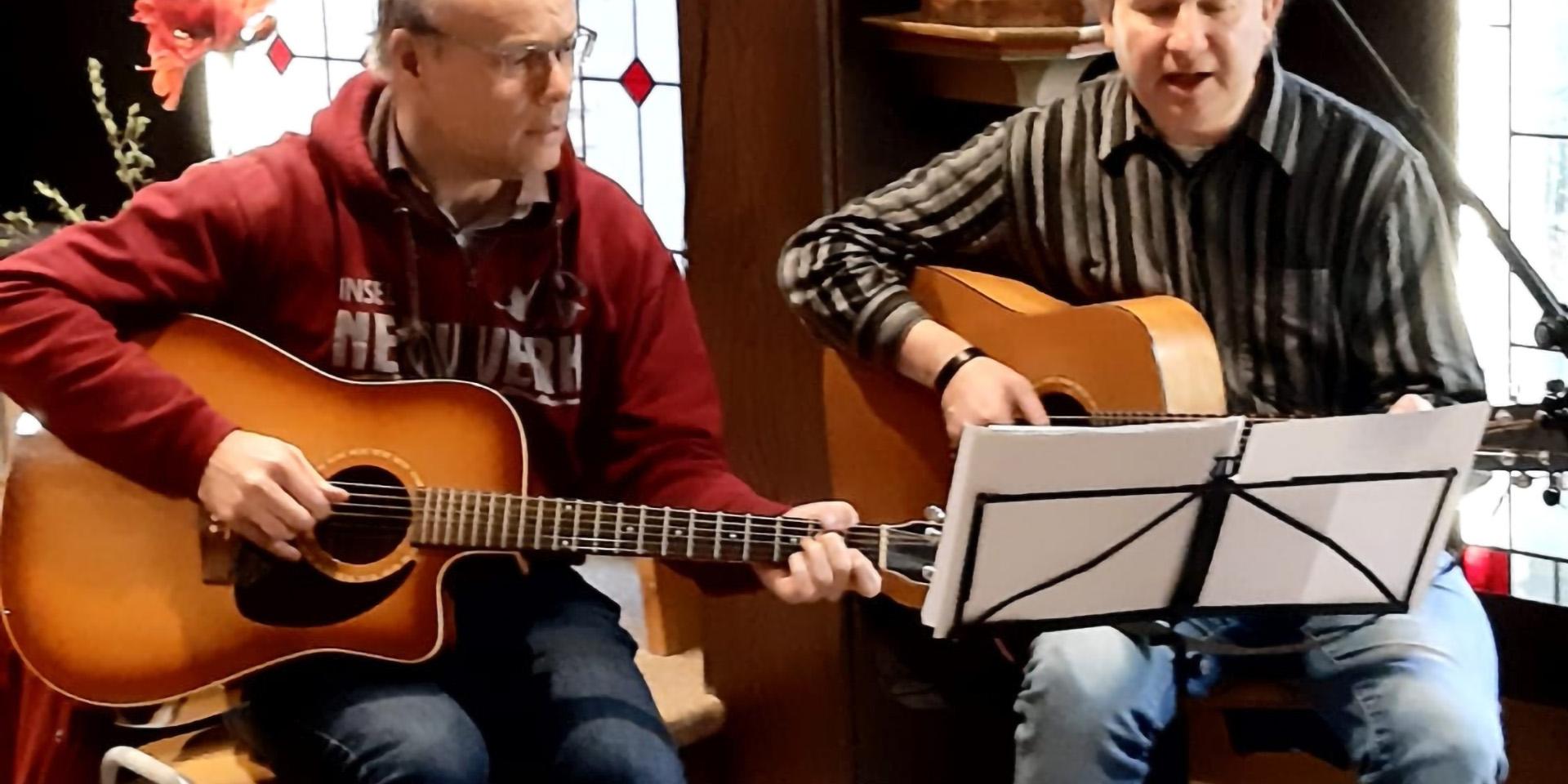 as Gitarrenduo „With Four hands“ mit Guido Jackson-Wilms und Dr. Norbert Feinendegen wird die Erntedankmesse der Communio in Christo am Sonntag, 5. Oktober, um 10 Uhr musikalisch gestalten.