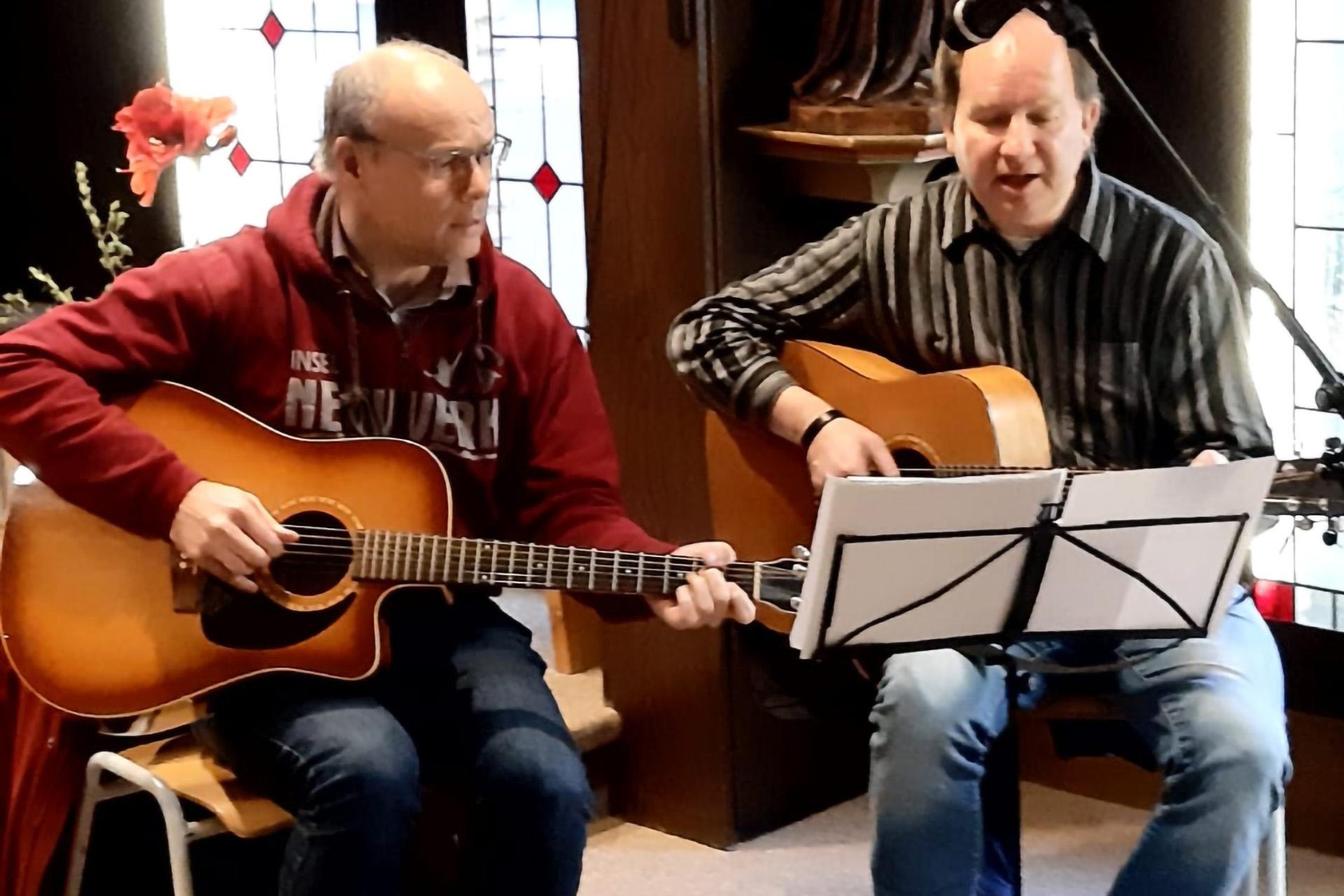as Gitarrenduo „With Four hands“ mit Guido Jackson-Wilms und Dr. Norbert Feinendegen wird die Erntedankmesse der Communio in Christo am Sonntag, 5. Oktober, um 10 Uhr musikalisch gestalten.