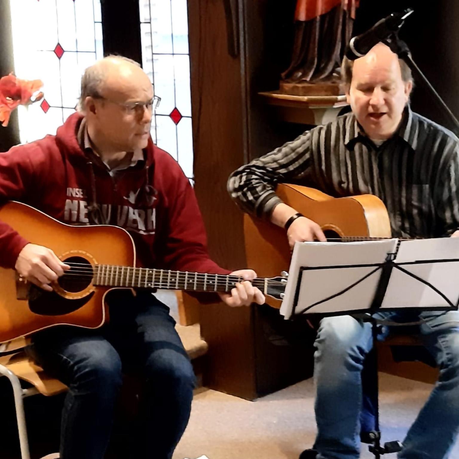 as Gitarrenduo „With Four hands“ mit Guido Jackson-Wilms und Dr. Norbert Feinendegen wird die Erntedankmesse der Communio in Christo am Sonntag, 5. Oktober, um 10 Uhr musikalisch gestalten.