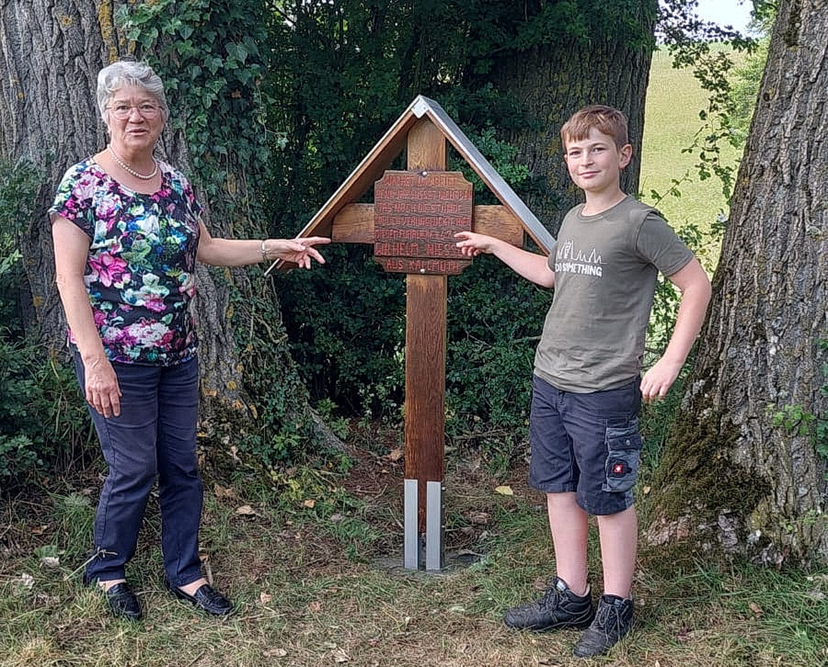 Franziska Vossemer, die Tochter des Landwirtsehepaares Elisabeth und Wilhelm Vossemer, und Anton Nießen, der Ururenkel des tödlich verunglückten Wilhelm Nießen. (c) Foto: Robert Ohlerth/pp/Agentur