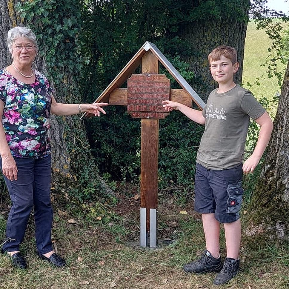 Franziska Vossemer, die Tochter des Landwirtsehepaares Elisabeth und Wilhelm Vossemer, und Anton Nießen, der Ururenkel des tödlich verunglückten Wilhelm Nießen.