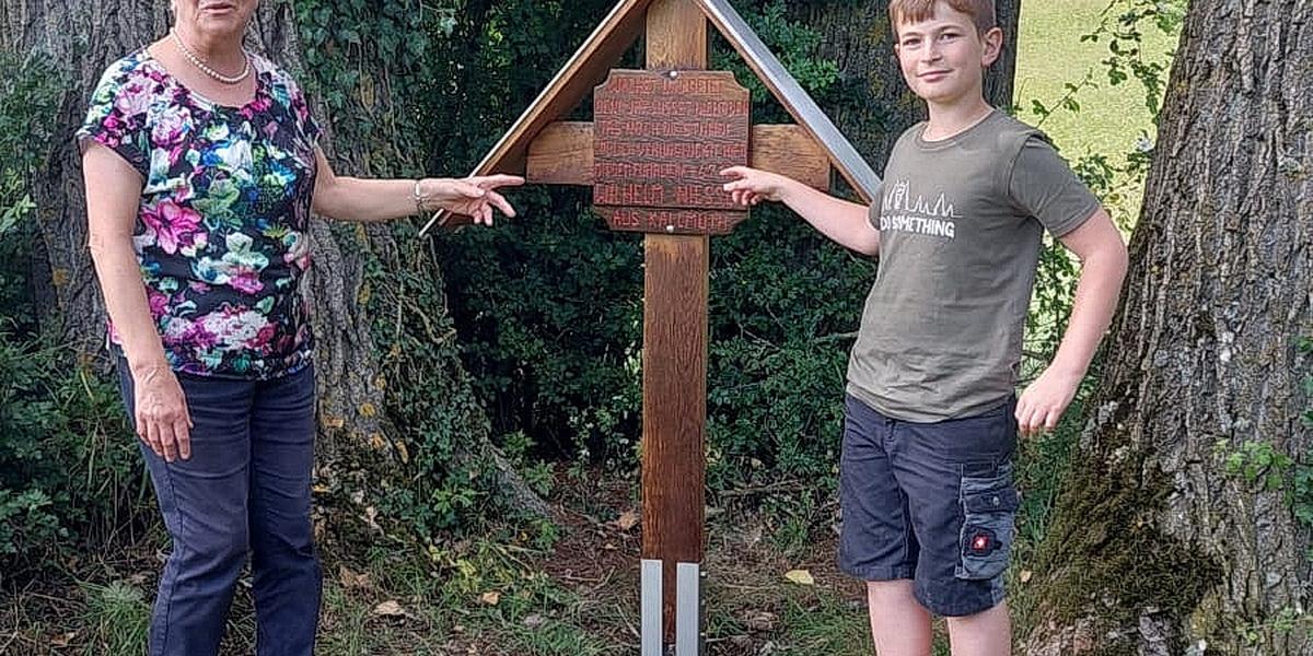 Franziska Vossemer, die Tochter des Landwirtsehepaares Elisabeth und Wilhelm Vossemer, und Anton Nießen, der Ururenkel des tödlich verunglückten Wilhelm Nießen.