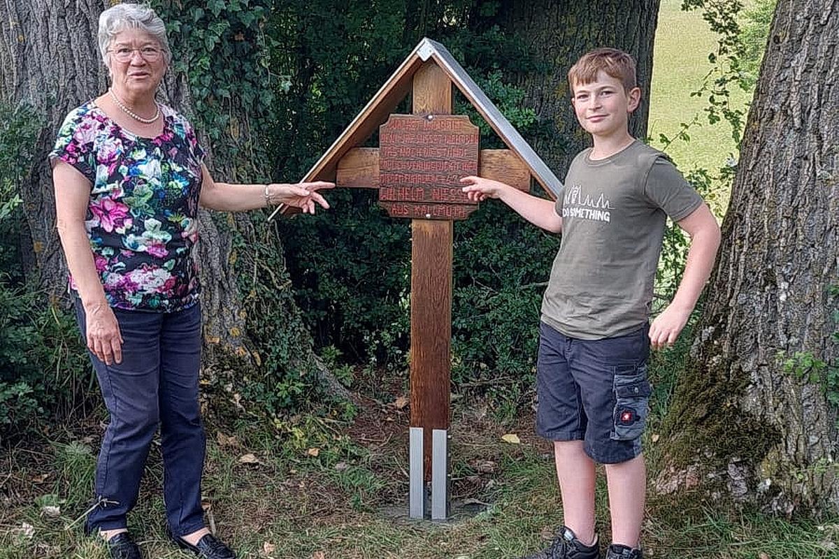 Franziska Vossemer, die Tochter des Landwirtsehepaares Elisabeth und Wilhelm Vossemer, und Anton Nießen, der Ururenkel des tödlich verunglückten Wilhelm Nießen.