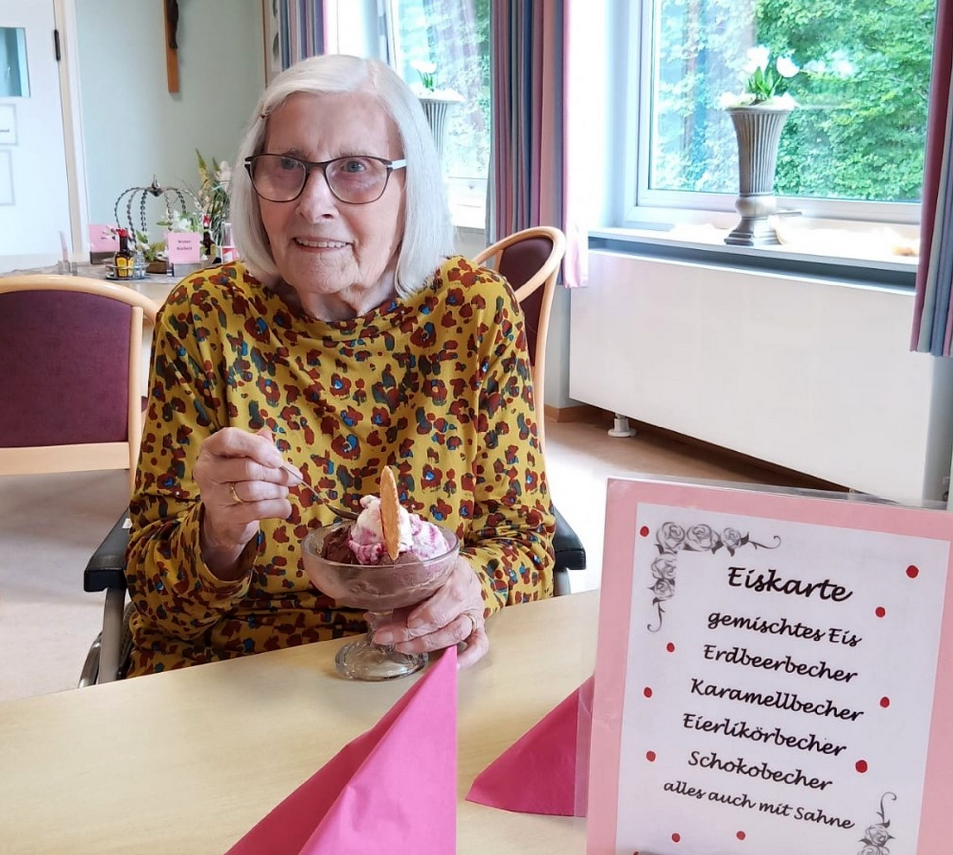 Kurzerhand verwandelte man den Speisesaal der Blankenheimer Seniorenpflegeeinrichtung Haus Effata kürzlich in ein charmantes Eiscafé. (c) Foto: CIC/pp/Agentur ProfiPress