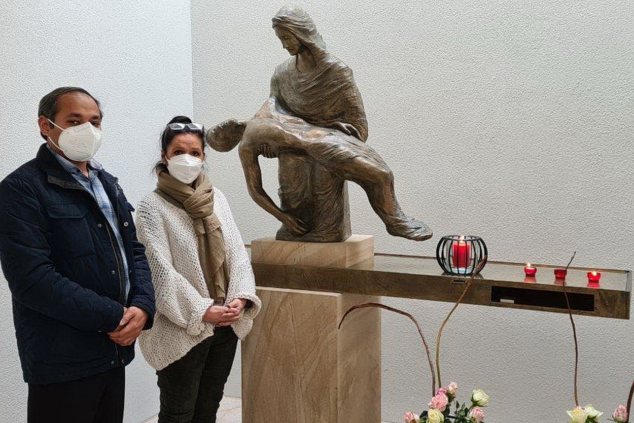 Einrichtungsleiterin Sonja Plönnes vom Sozialwerk der Communio in Christo mit Father Jaison Thazhathil, dem stellvertretenden Generalsuperior des Ordo Communionis in Christo. (c) CIC/pp/Agentur ProfiPress