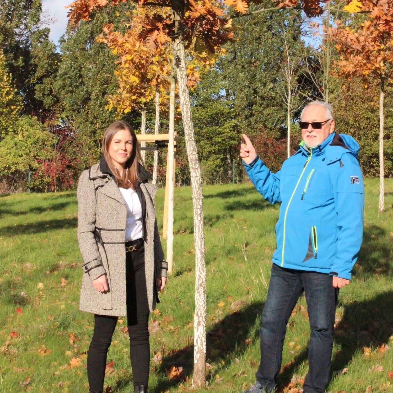 Beim Ortstermin auf dem Kallmuther Friedhof ließ sich Jacky Langhanke von Ortsbürgermeister Robert Ohlerth dessen Idee für den „Friedhofswald der Sinne“ erläutern.