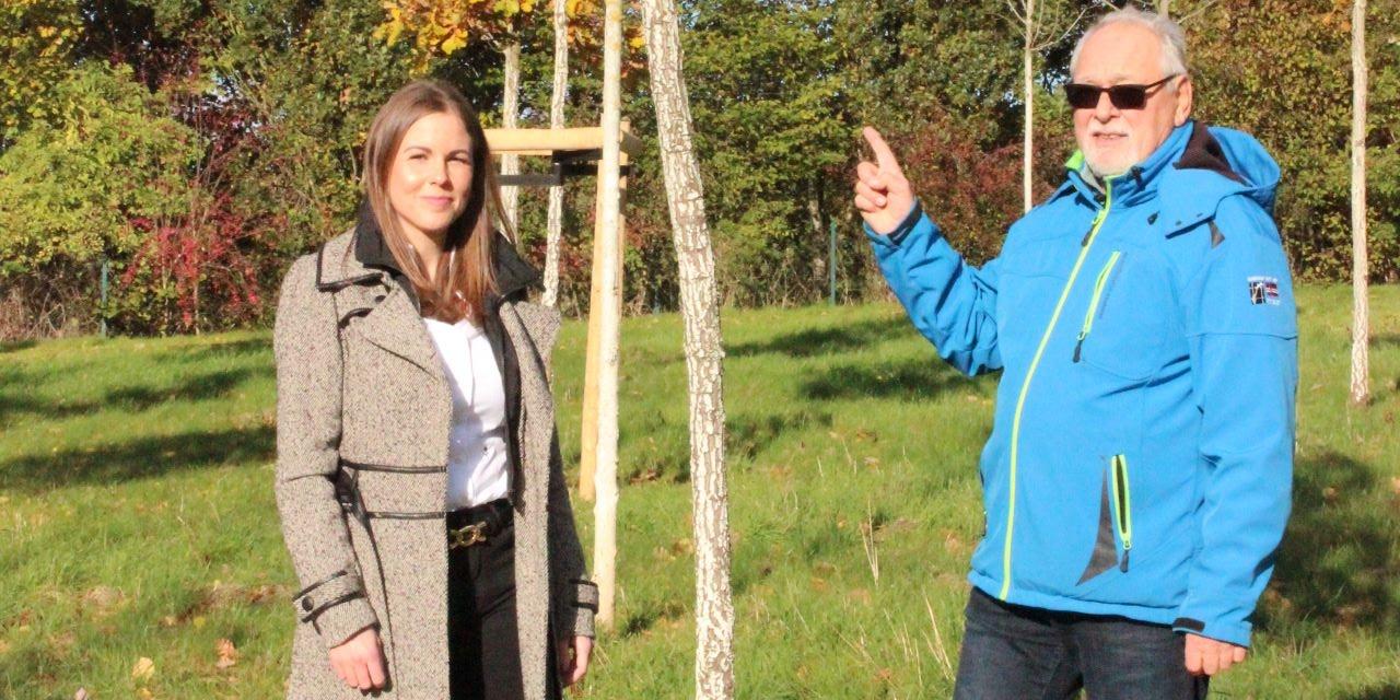 Beim Ortstermin auf dem Kallmuther Friedhof ließ sich Jacky Langhanke von Ortsbürgermeister Robert Ohlerth dessen Idee für den „Friedhofswald der Sinne“ erläutern.