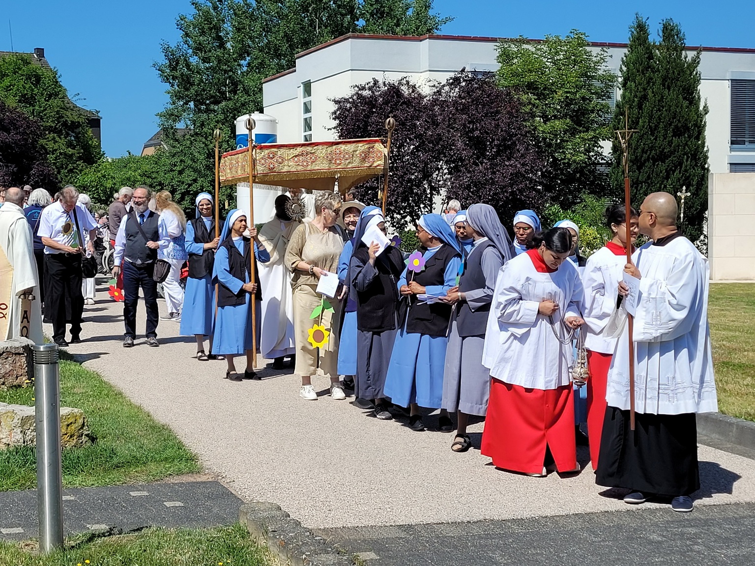 Die Fronleichnamsprozession des Pastoralen Raumes St. Barbara Mechernich – hier eine Aufnahme aus dem Vorjahr vor der Kaspar-Kraemer-Kapelle der Communio in Christo in Mechernich - führt in diesem Jahr durch Nöthen und macht an mehreren festlich geschmückten Stationsaltären Halt. (c) Foto: Sabine Roggendorf/pp/Agentur ProfiPress