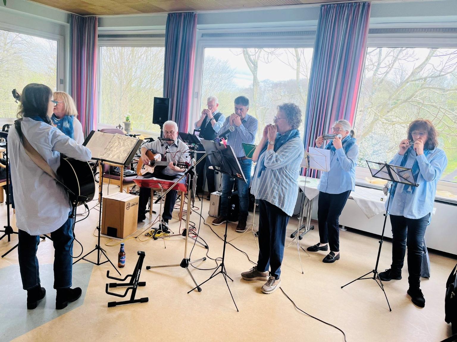 Der Euskirchener „Mundharmonika-Kreis“ war zu Gast beim Frühlingsfest im Hause Effata und spielte Volkslieder und Schlager – ganz zur Freude der Senioren. (c) Foto: Haus Effata/pp/Agentur ProfiPress