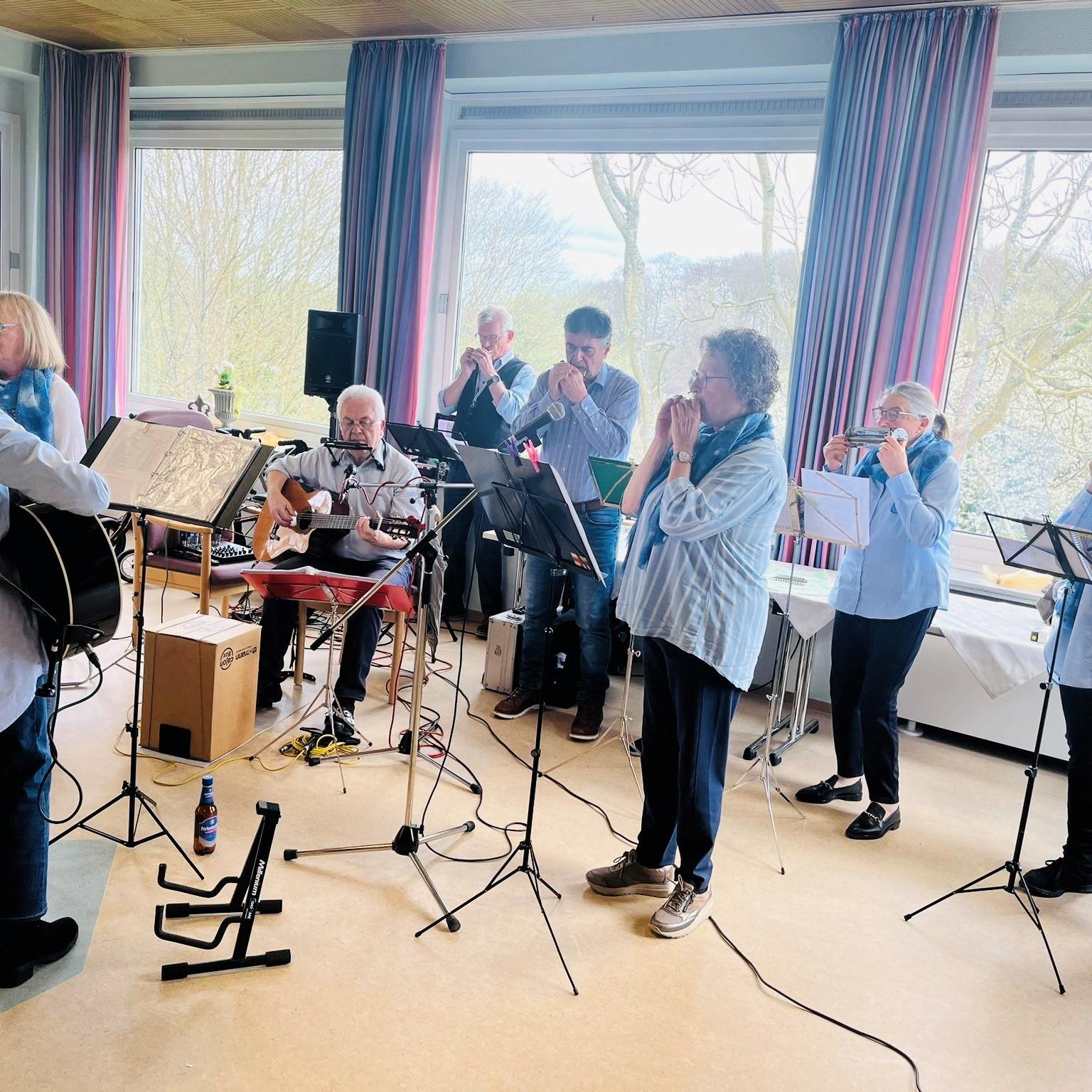 Der Euskirchener „Mundharmonika-Kreis“ war zu Gast beim Frühlingsfest im Hause Effata und spielte Volkslieder und Schlager – ganz zur Freude der Senioren.