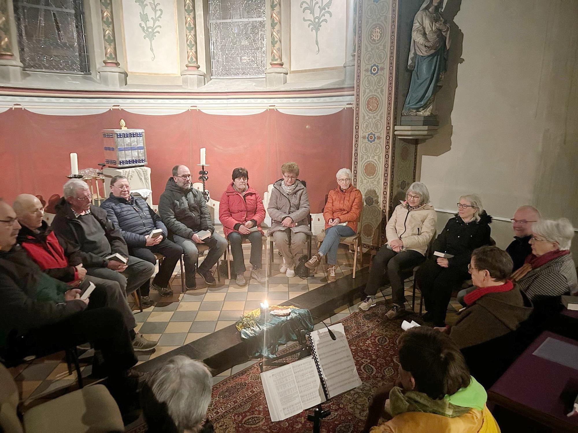 Besinnung und innere Sammlung mittwochs morgens um 6 Uhr bietet der Gottesdienstleiter Gerhard Mayr-Reineke auch diesen Advent in der Kallmuther  Pfarrkirche St. Georg an.