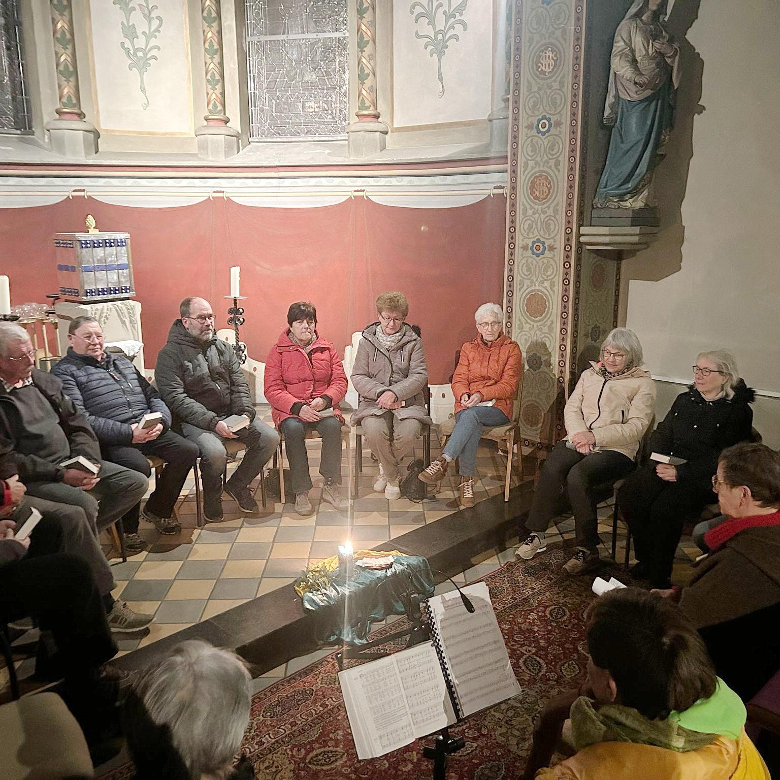 Besinnung und innere Sammlung mittwochs morgens um 6 Uhr bietet der Gottesdienstleiter Gerhard Mayr-Reineke auch diesen Advent in der Kallmuther  Pfarrkirche St. Georg an.