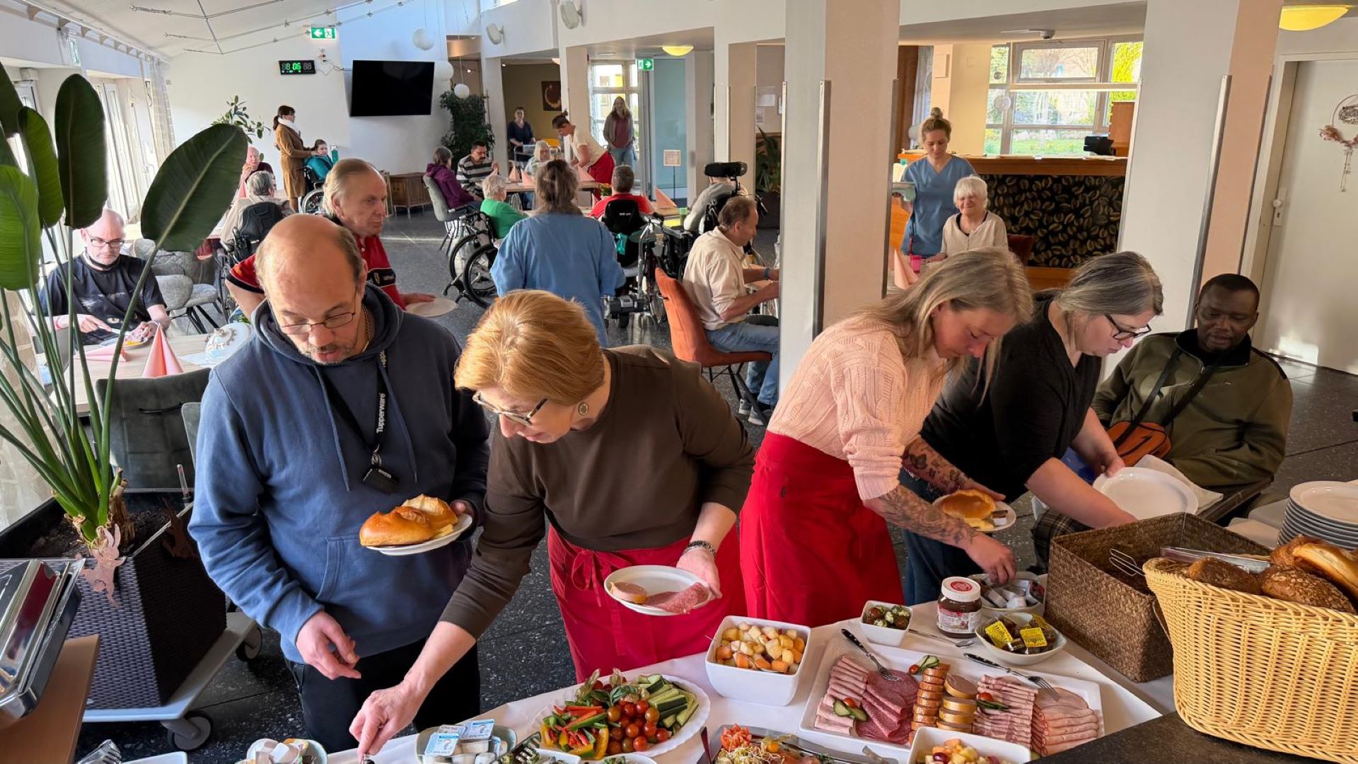 Die Bewohnerinnen und Bewohner des Mechernicher Sozialwerk Communio in Christo e.V. durften sich über ein festliches Frühstücksbuffet freuen. (c) Foto: Thorsten Harth/pp/Agentur ProfiPress