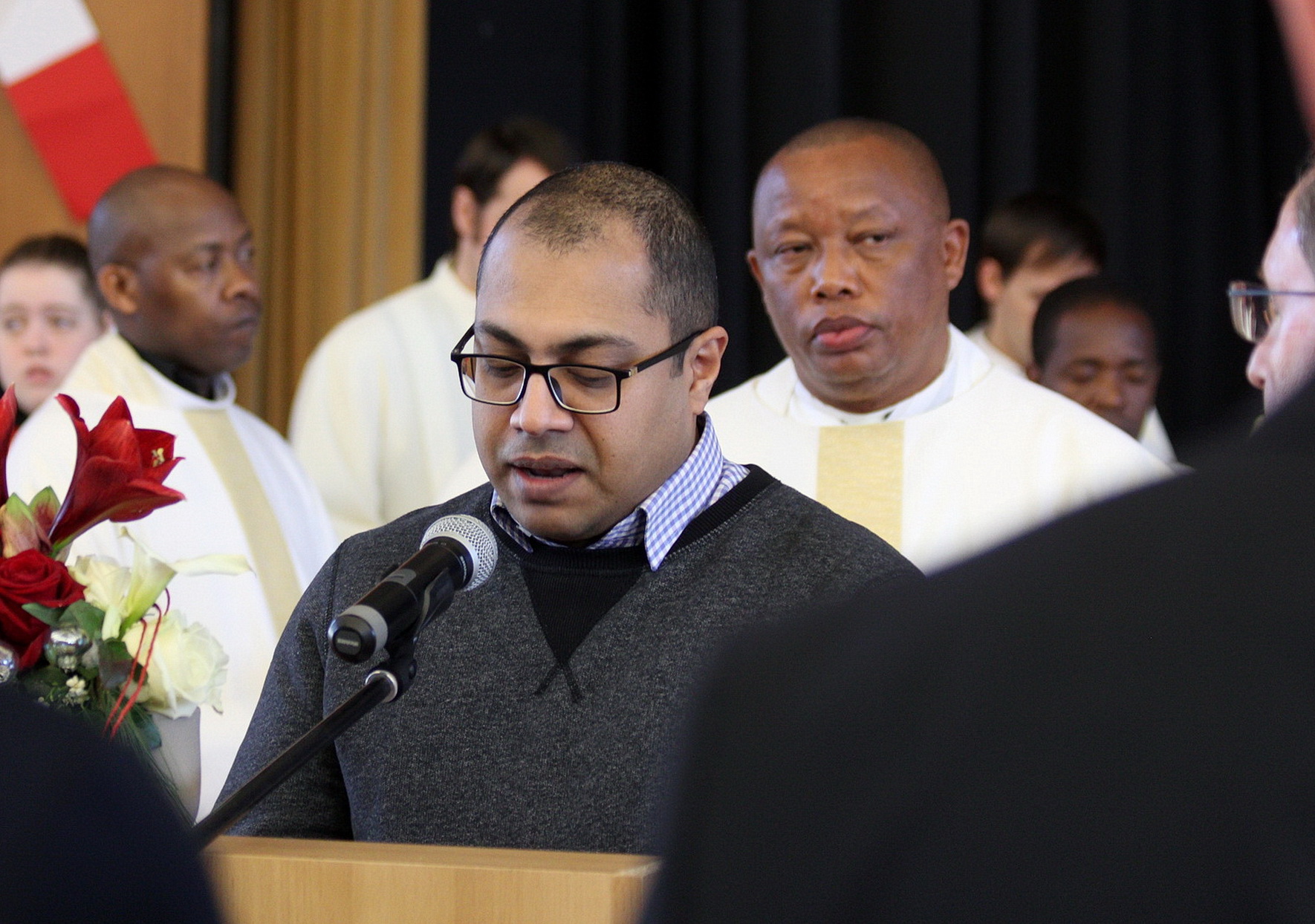 Der angehende Diakon Tilj Puthenveettil aus Schützendorf, hier in einem internationalen Gottesdienst bei der Communio, lädt zu einer adventlichen Meditation über geistliches Warten in der Pfarrkirche St. Johannes Baptist ein. (c) Foto: Ronald Larmann/pp/Agentur ProfiPress