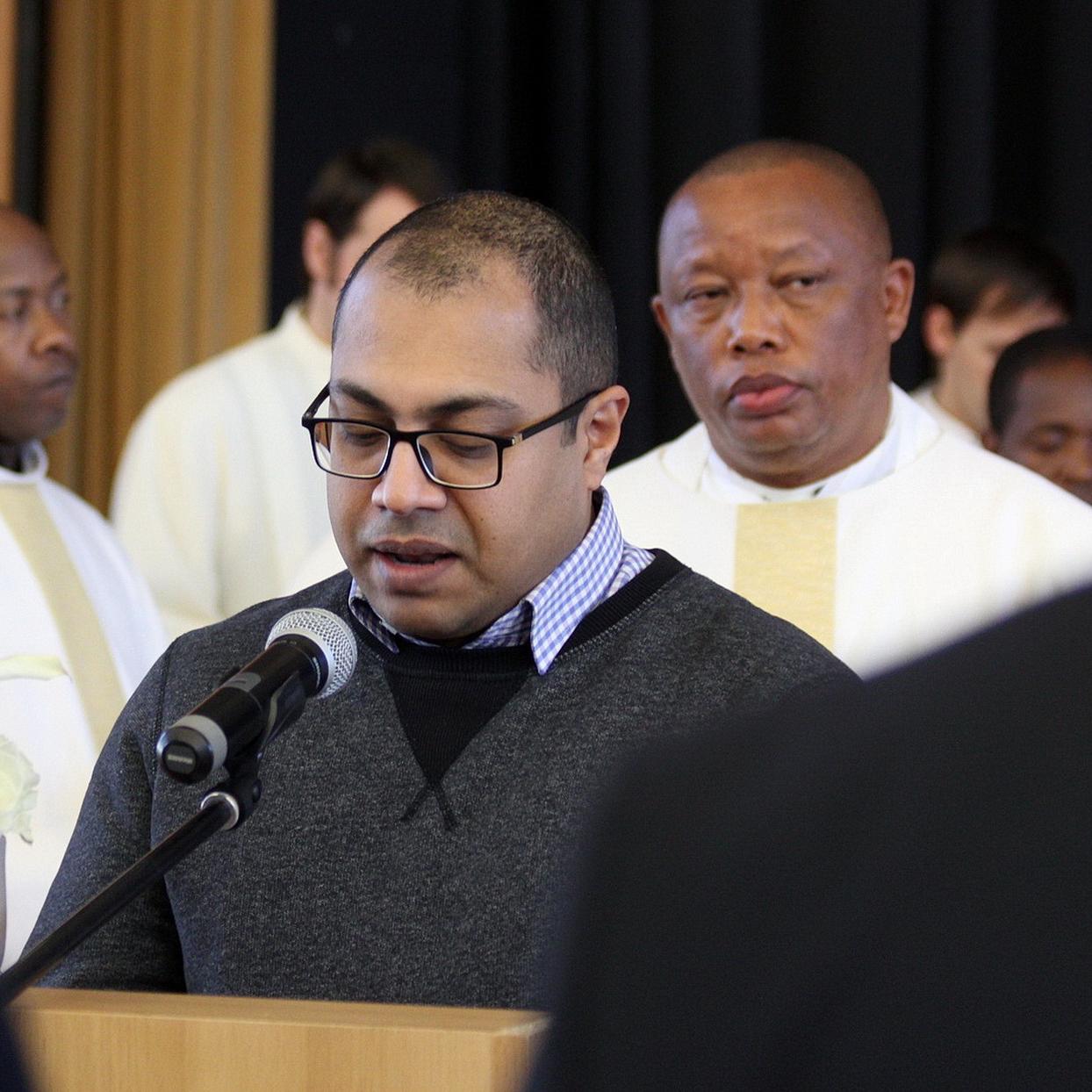 Der angehende Diakon Tilj Puthenveettil aus Schützendorf, hier in einem internationalen Gottesdienst bei der Communio, lädt zu einer adventlichen Meditation über geistliches Warten in der Pfarrkirche St. Johannes Baptist ein.