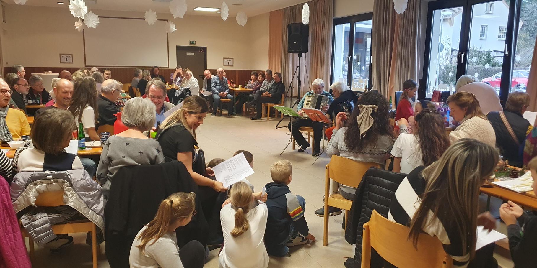 Generationenübergreifendes „Fullhouse“ herrschte beim Akkordeon-Mitsingkonzert von Annegret Wahlen und Eberhard Liebold im großen Saal des Mechernicher Johanneshauses.