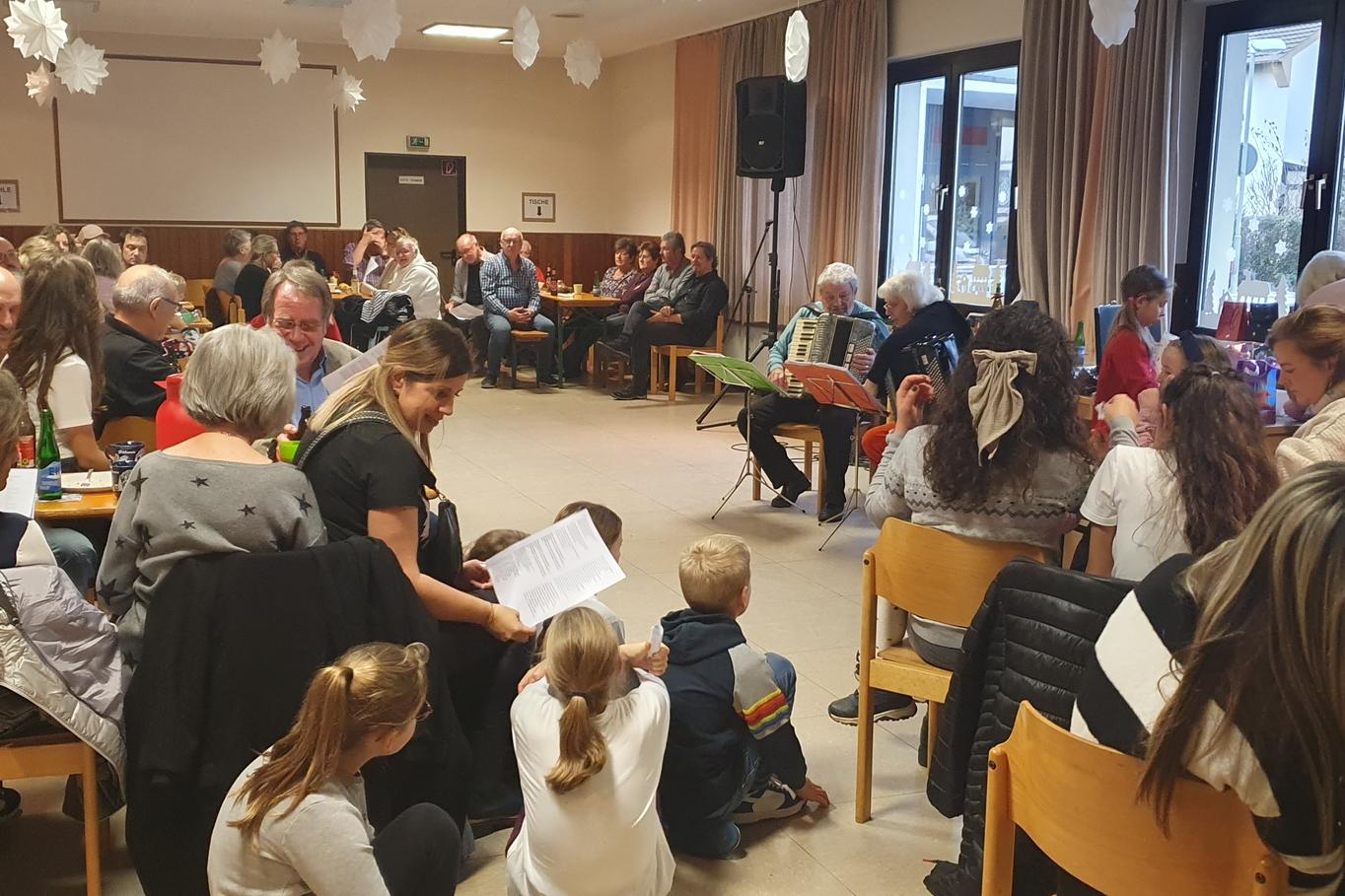 Generationenübergreifendes „Fullhouse“ herrschte beim Akkordeon-Mitsingkonzert von Annegret Wahlen und Eberhard Liebold im großen Saal des Mechernicher Johanneshauses.