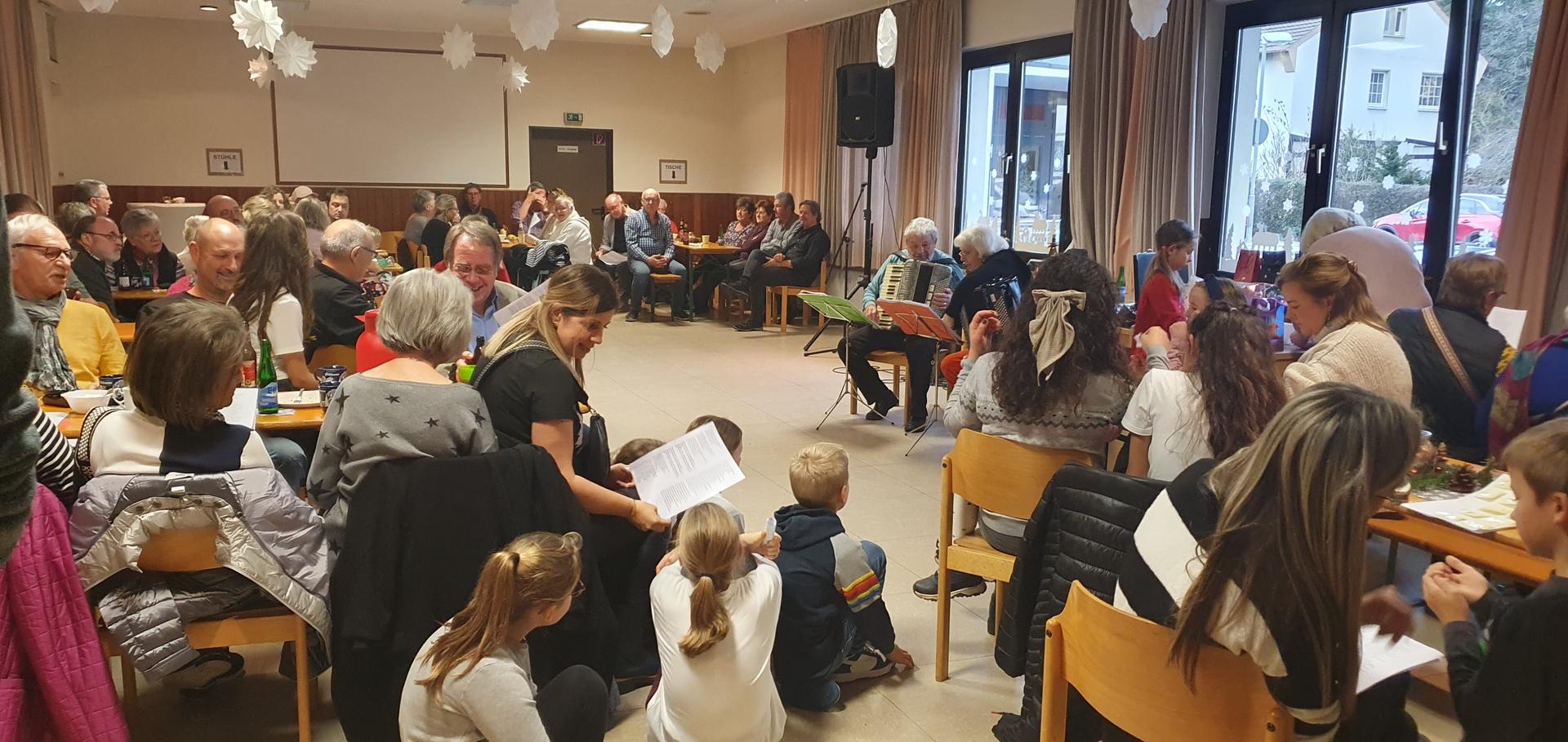 Generationenübergreifendes „Fullhouse“ herrschte beim Akkordeon-Mitsingkonzert von Annegret Wahlen und Eberhard Liebold im großen Saal des Mechernicher Johanneshauses.