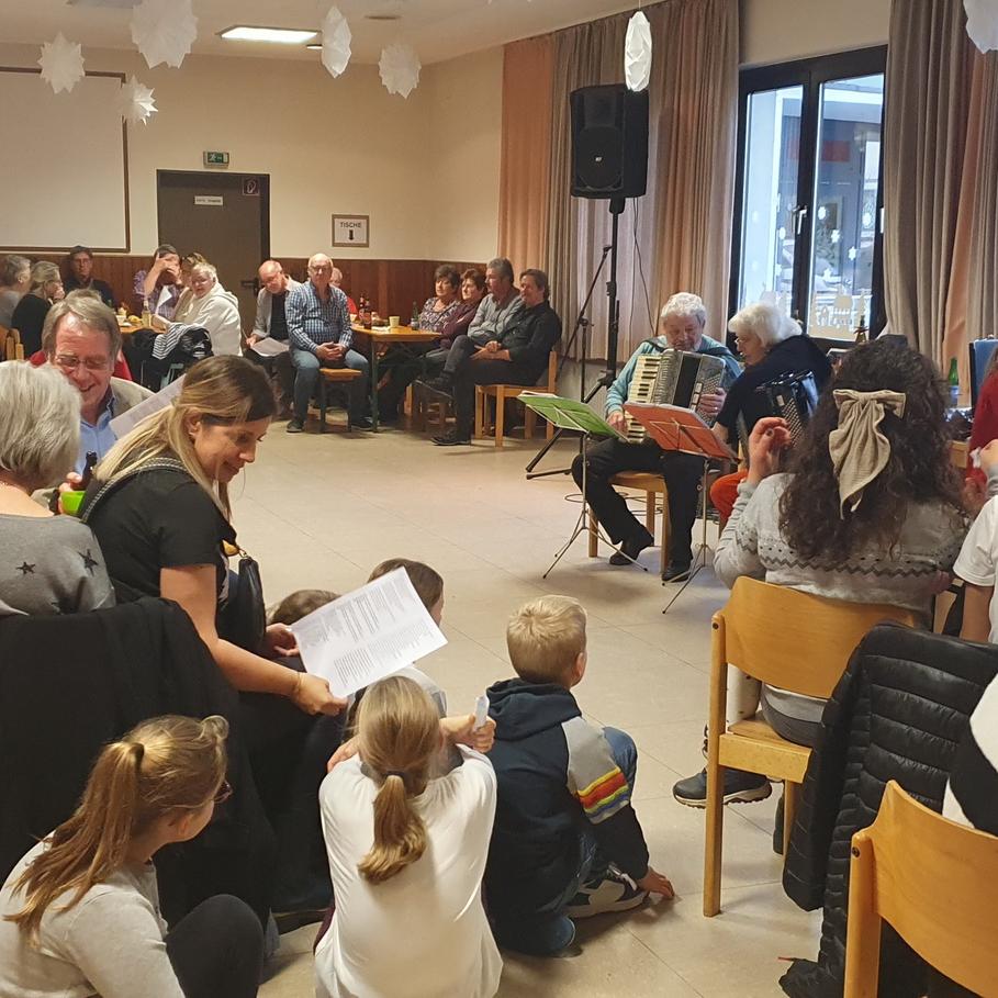 Generationenübergreifendes „Fullhouse“ herrschte beim Akkordeon-Mitsingkonzert von Annegret Wahlen und Eberhard Liebold im großen Saal des Mechernicher Johanneshauses.