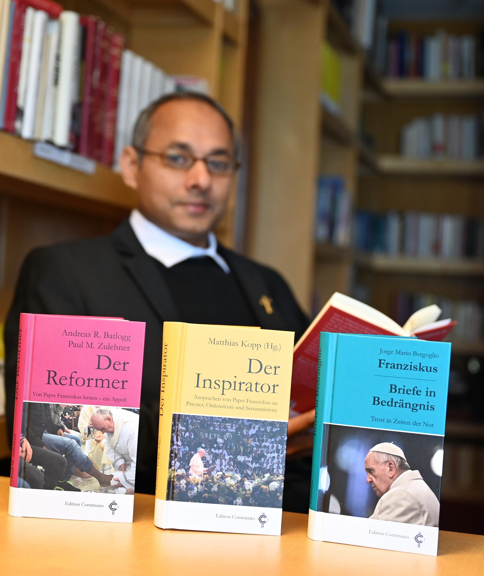 Generalsuperior Jaison Thazhathil und die Papstbücher der Communio: „Franziskus war ein wunderbarer Heiliger Vater, der die Kirche Christi auf völlig andere Weise geführt hat wie seine Vorgänger. Er hat uns viele Impulse und Fingerzeige in die richtige Richtung hinterlassen. Es war nicht seine Aufgabe, sie und sich durchzusetzen. Nun müssen wir seinen Weg gemeinsam fortsetzen…“