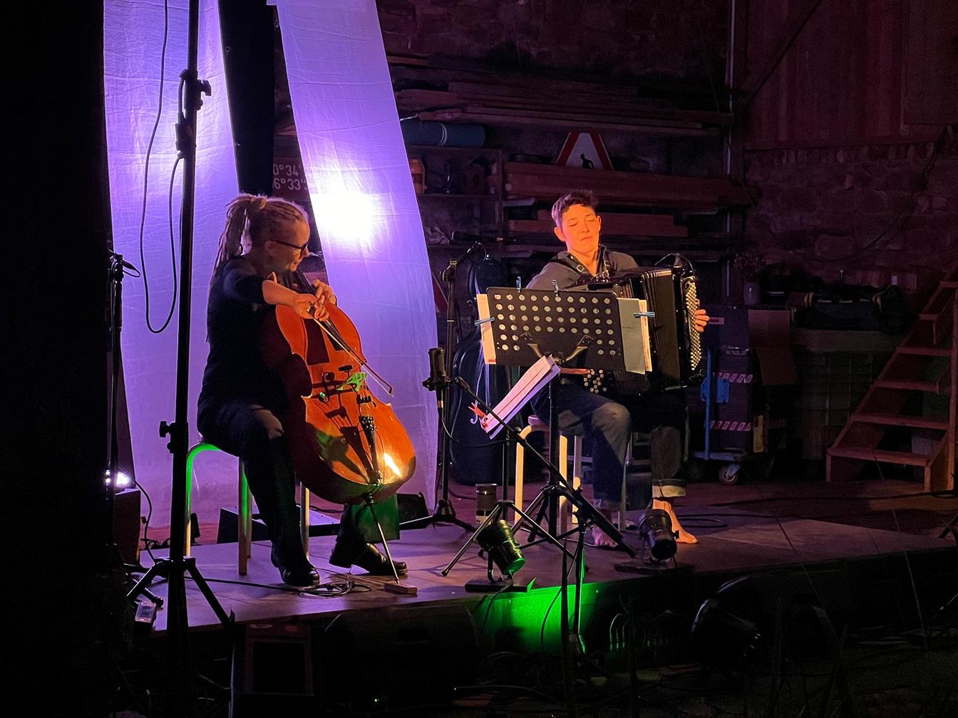 Beim „Feuerkonzert“ am 6. Dezember in Voißel lässt das Duo „Garlic Melon“, bestehend aus Bayanspielerin Zabou Guérin (r.) und Cellistin Johanna Stein, „die Funken sprühen“.