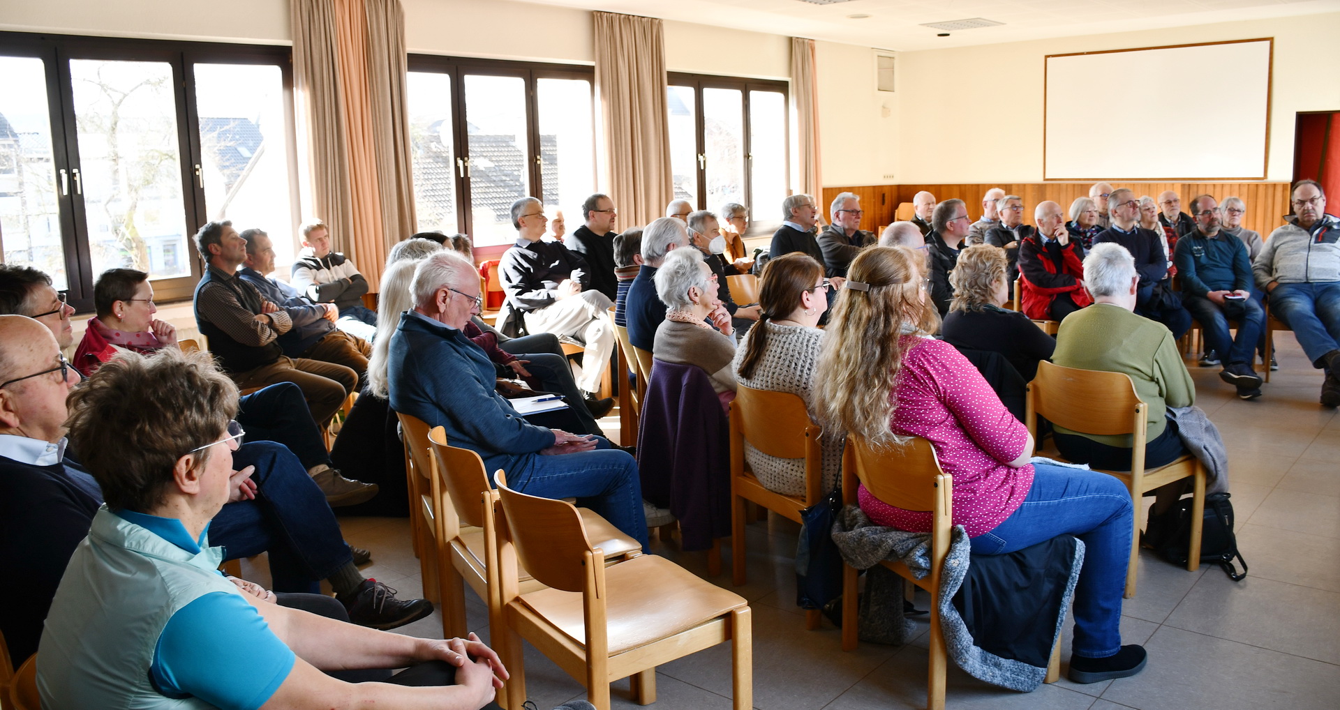 52 Vertreter so genannter „Orte von Kirche“ kamen wiederholt in Vollversammlungen zusammen, hier eine der ersten im Mechernicher Johanneshaus. Bei der jüngsten Zusammenkunft wurde beschlossen, die 14 verbliebenen Pfarrgemeinden im zum Bistum Aachen gehörenden Teil der Stadt Mechernich zu einer einzigen Pfarrgemeinde zu fusionieren. (c) Foto: Manfred Lang/pp/Agentur ProfiPress