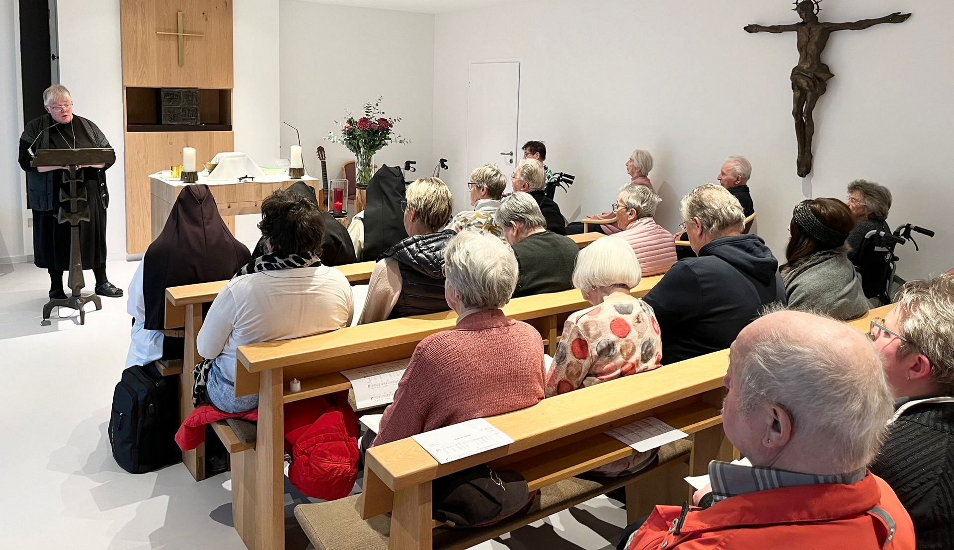 Angehörige, Mitbewohner und Mitarbeiter nahmen im Rahmen eines Gedenkgottesdienstes Abschied von den in diesem Jahr verstorbenen Bewohnerinnen und Bewohnern der Seniorenpflegeeinrichtung „Haus Effata“. (c) Foto: Ursula Binnen/CIC/pp/Agentur ProfiPress