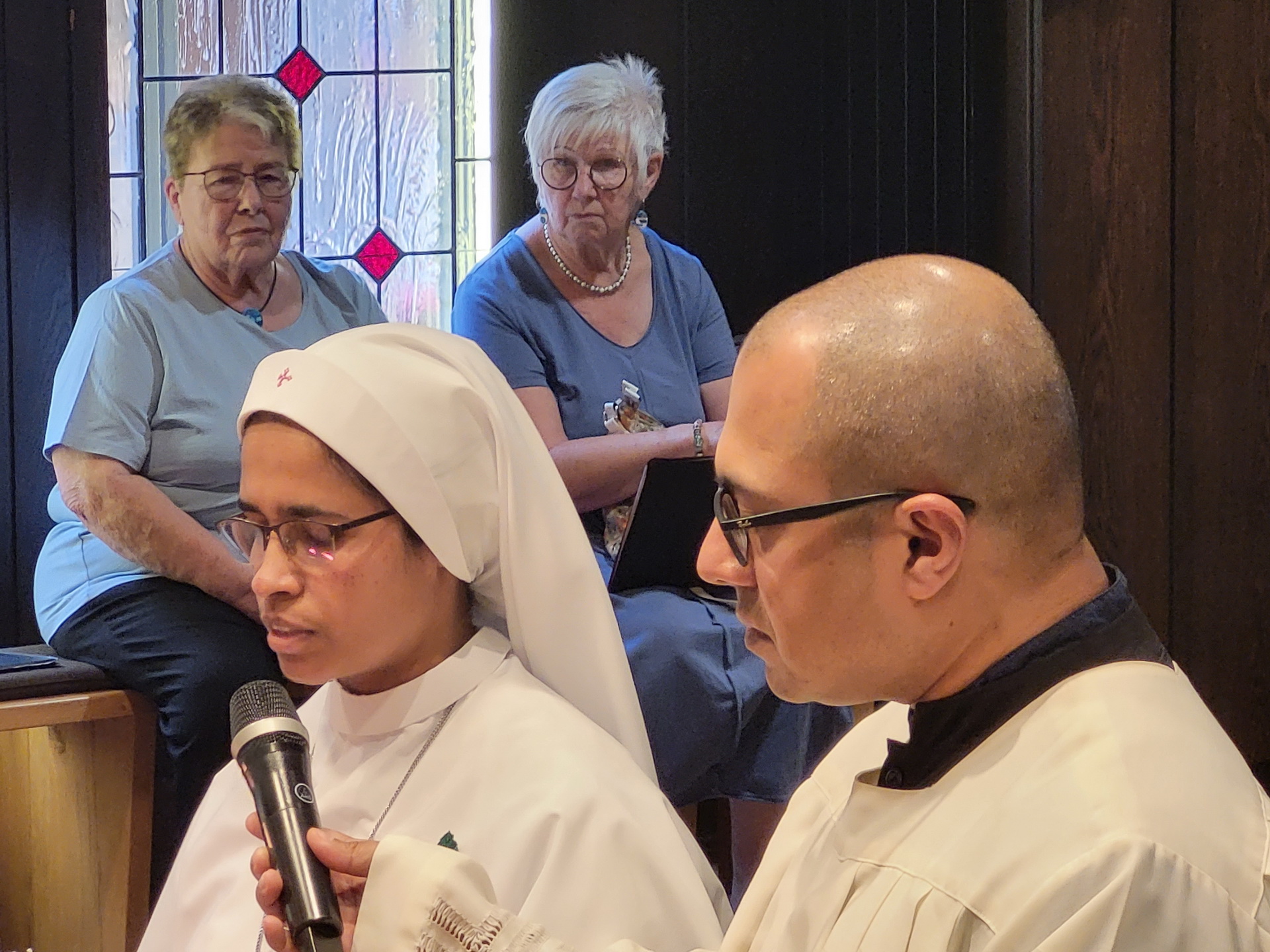 Schwester Oberin Little Flower Maya Stephan von der bei der Communio in Christo in Mechernich lebenden und wirkenden Kommunität der indischen Samaritan-Schwestern erneuert nach 25 Jahre ihre ewigen Ordensgelübde, rechts Diakonant Tilj Puthenveettil, der Sekretär von Generalsuperior Jaison Thazhathil. (c) Foto: Manfred Lang/pp/Agentur ProfiPress