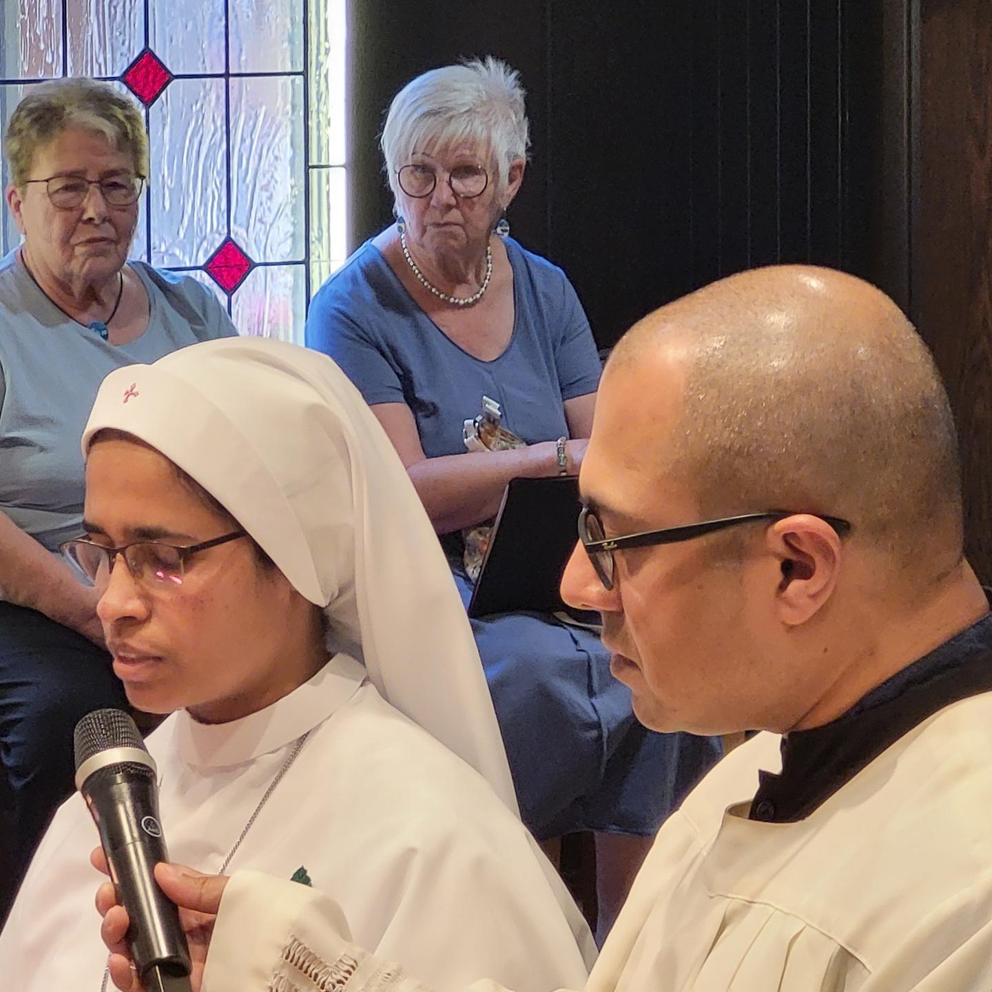 Schwester Oberin Little Flower Maya Stephan von der bei der Communio in Christo in Mechernich lebenden und wirkenden Kommunität der indischen Samaritan-Schwestern erneuert nach 25 Jahre ihre ewigen Ordensgelübde, rechts Diakonant Tilj Puthenveettil, der Sekretär von Generalsuperior Jaison Thazhathil.