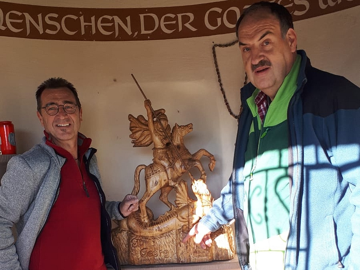 Peter und Dietmar Evertz (v.l.) haben die Georgstatue im Kapellchen am Ortseingang Richtung Scheven einer gründlichen Überholung unterzogen. (c) Robert Ohlerth/pp/Agentur ProfiPress