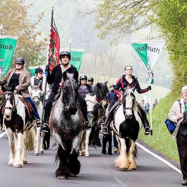 Pferde aller Rassen, Farben und Größen mit ihren Reitern sowie Fußpilger werden zu der farbenfrohen Prozession am Sonntag, 1. Mai, in Kallmuth erwartet.