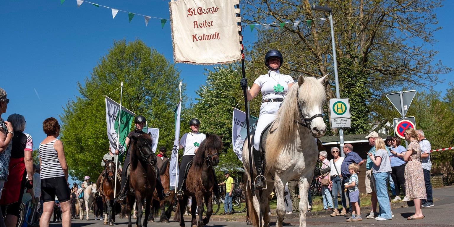 Mit Standarte und Fahnen führten die St. Georgsreiter Kallmuth die Prozession an, die wieder zahlreiche Pilger, Gläubige und Schaulustige in den Mechernicher Ort gelockt hatten.